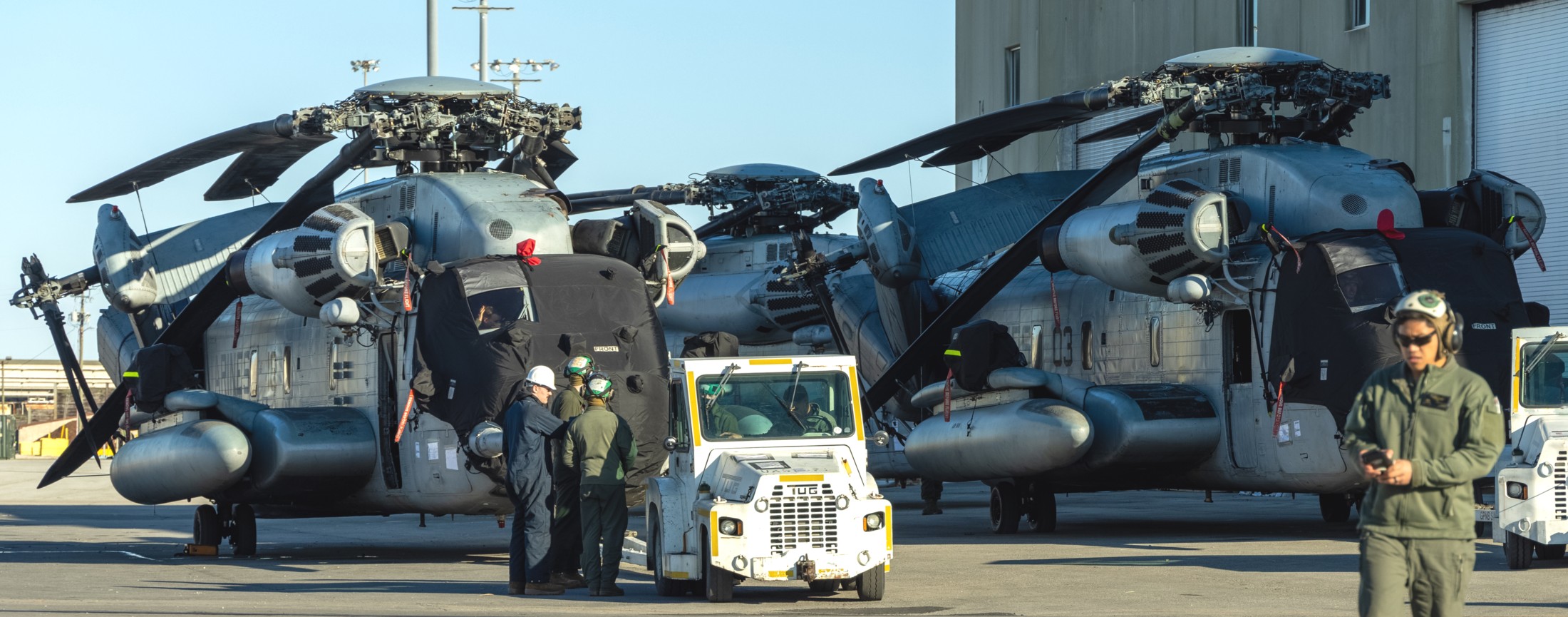 hmh-366 hammerheads ch-53e super stallion marine heavy helicopter squadron morehead city north carolina ship load 154