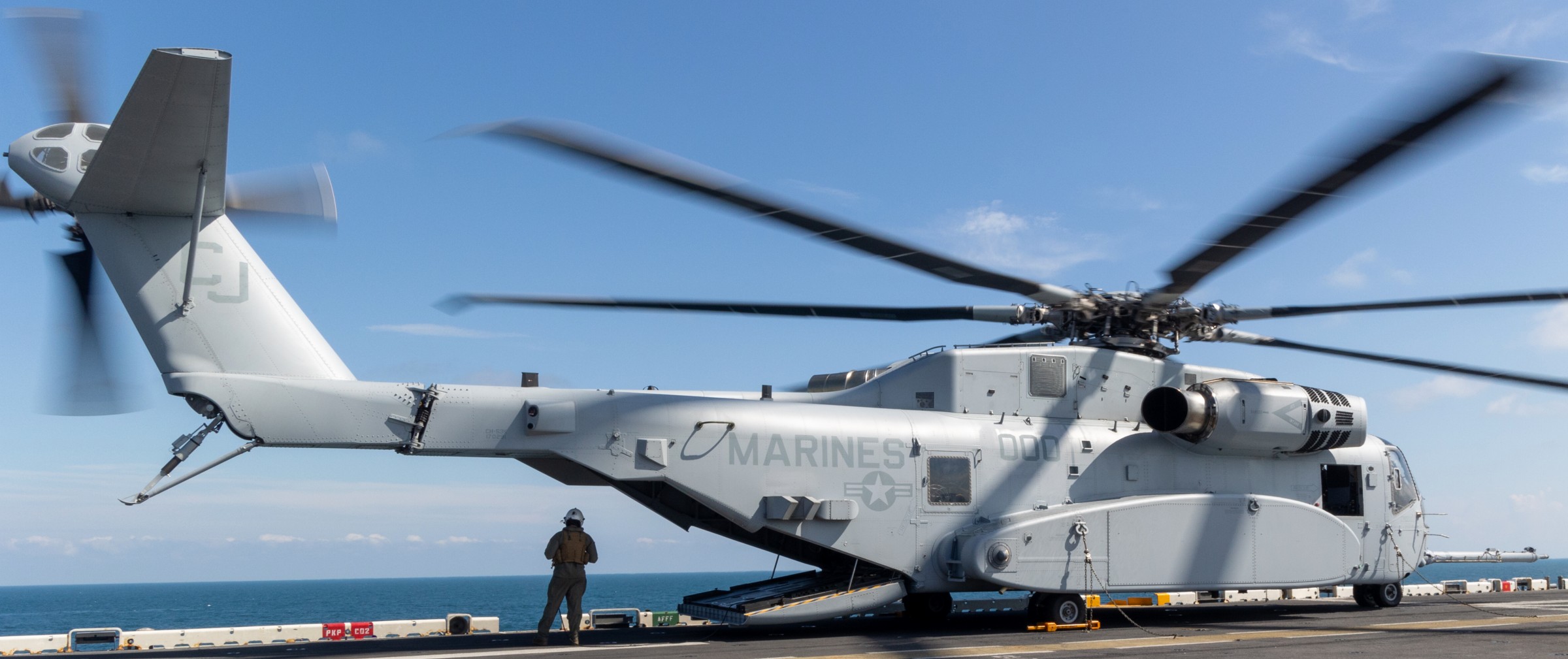 hmh-461 ironhorse ch-53k king stallion marine heavy helicopter squadron uss iwo jima lhd-7 224