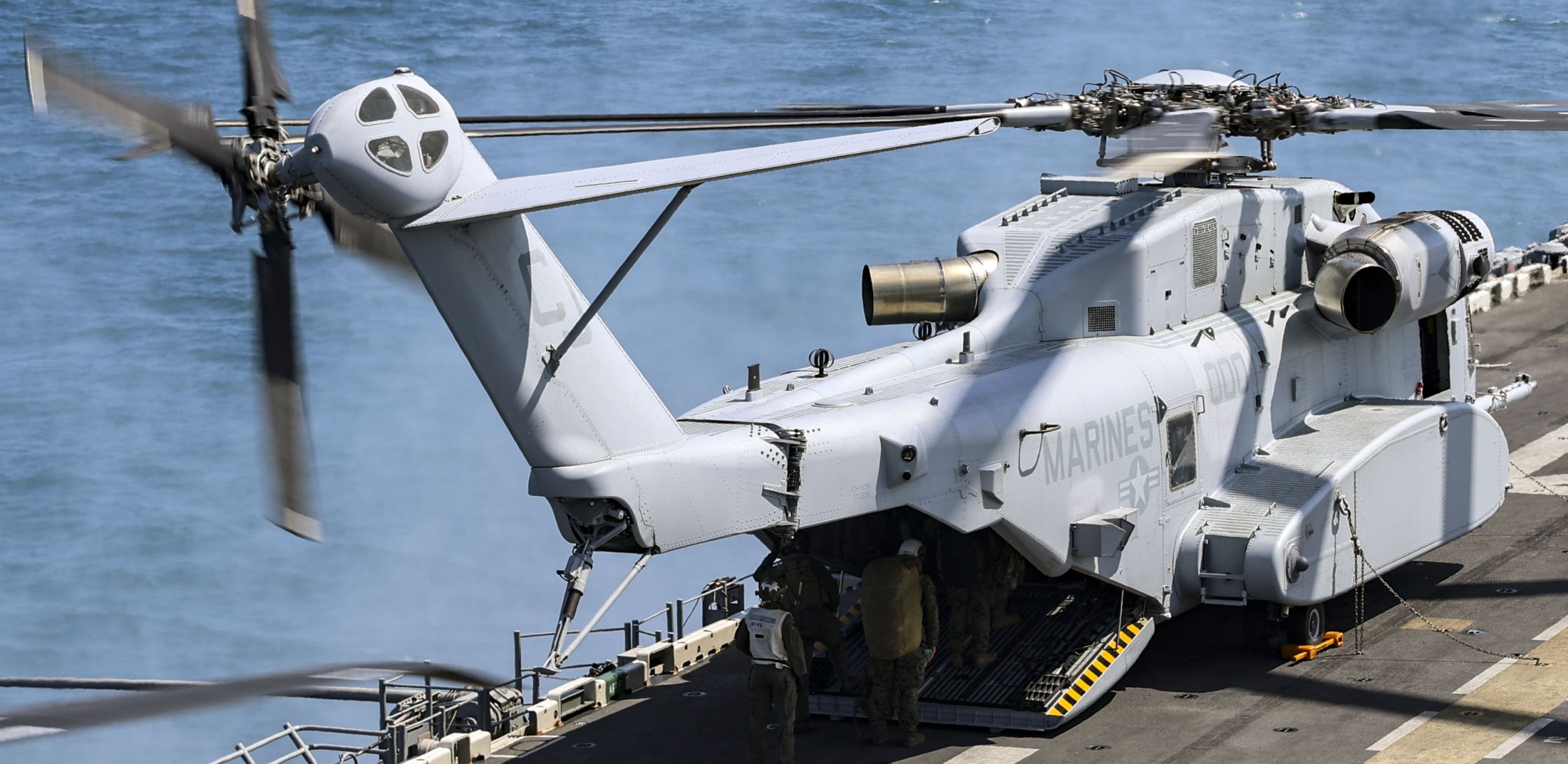 hmh-461 ironhorse ch-53k king stallion marine heavy helicopter squadron uss iwo jima lhd-7 2025 225