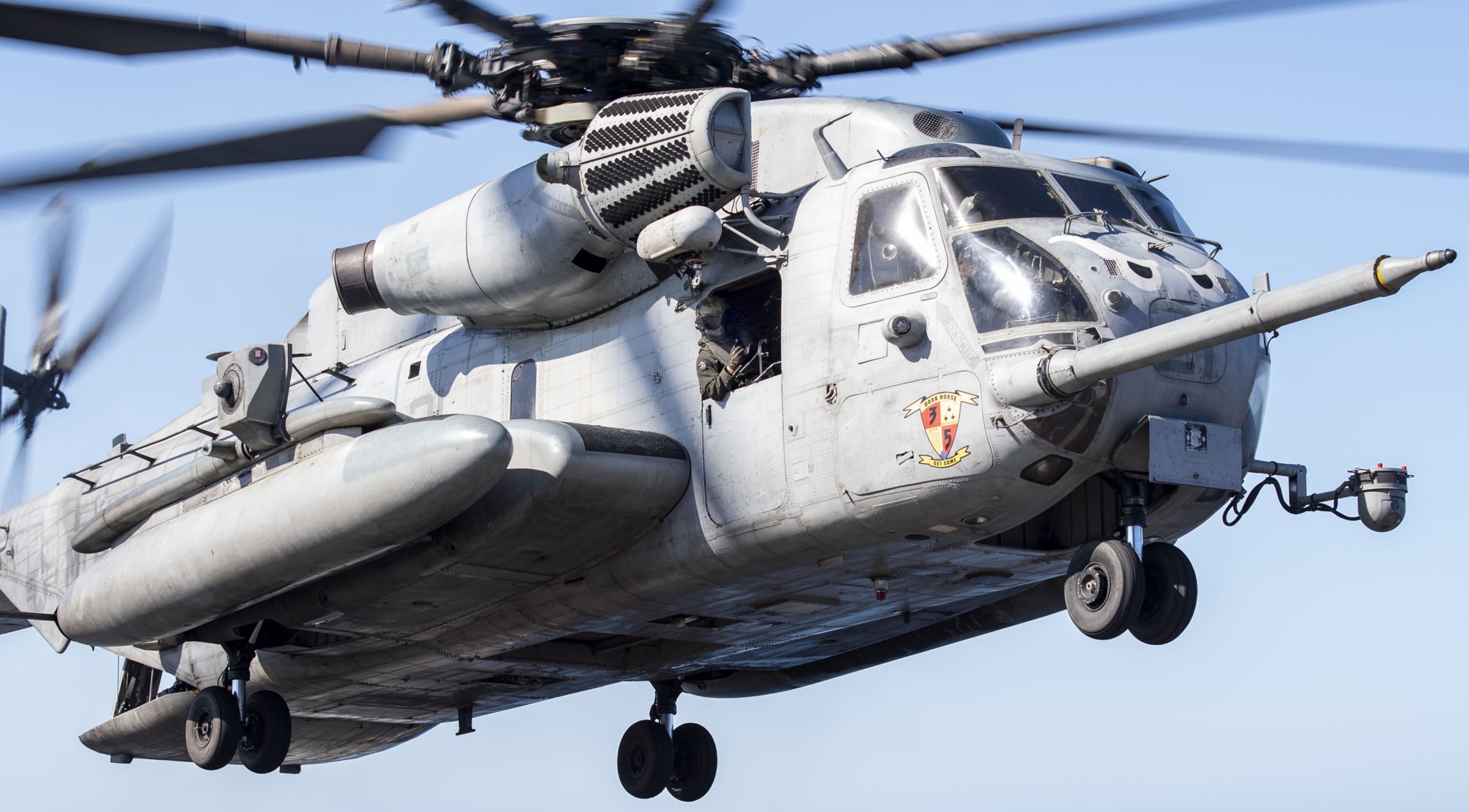 hmh-465 warhorse ch-53e super stallion marine heavy helicopter squadron lhd-4 uss boxer 82