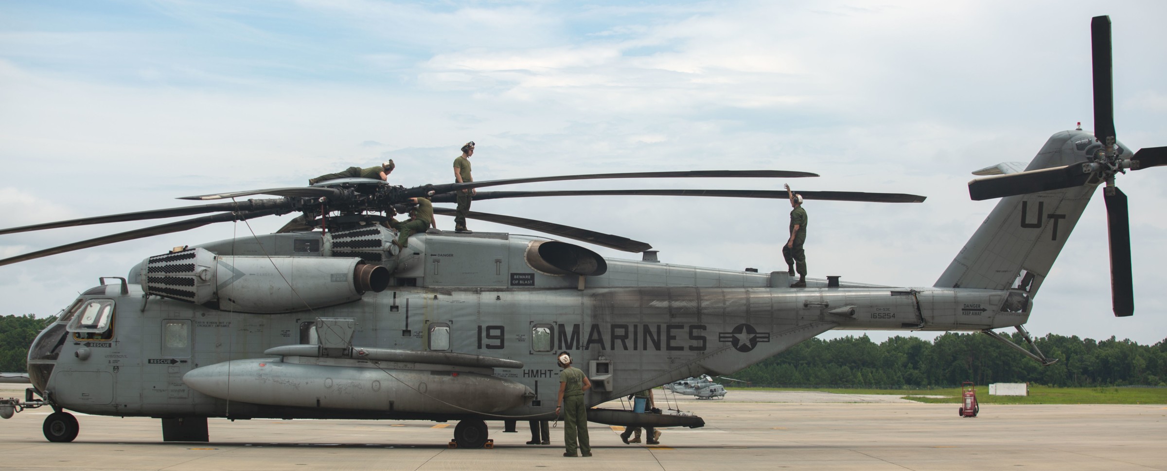 hmht-302 phoenix ch-53e super stallion marine heavy helicopter training squadron 23
