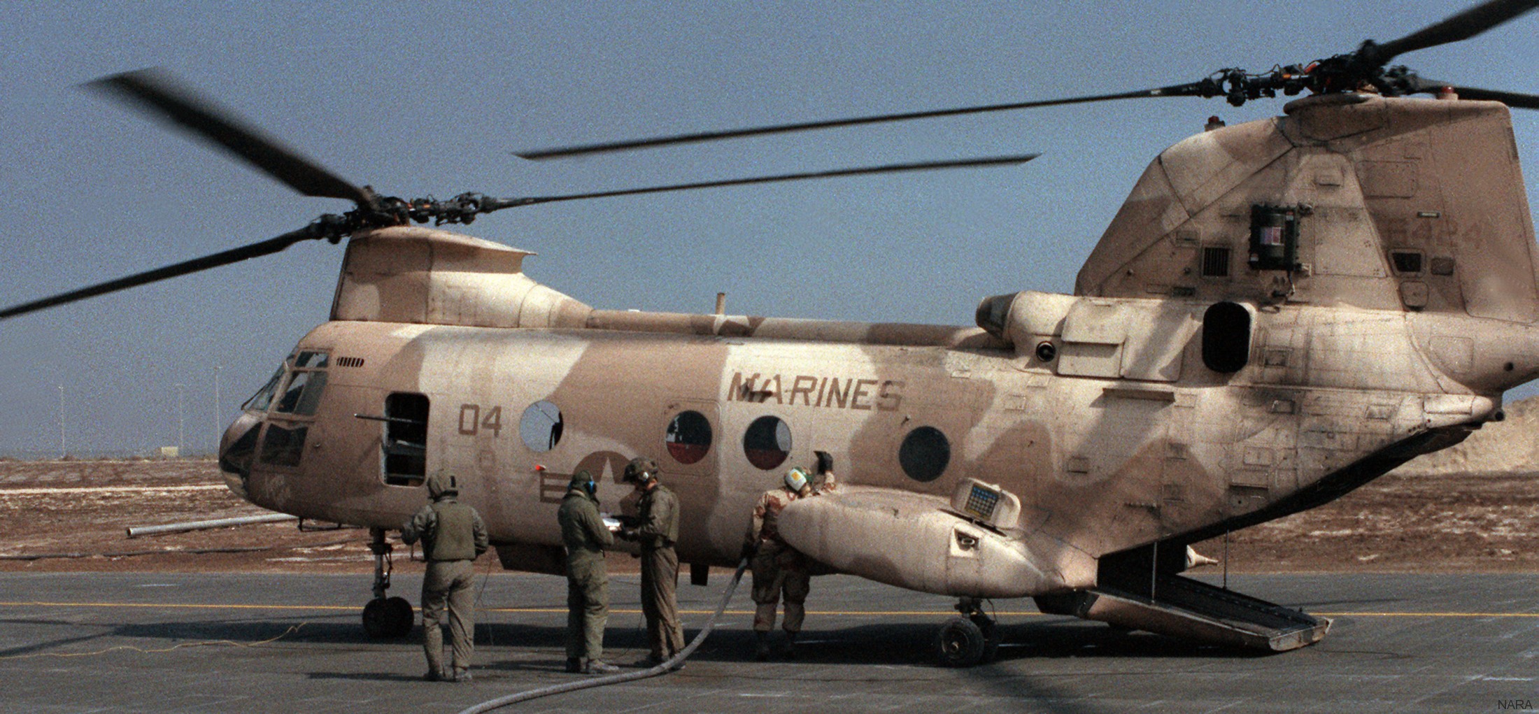 hmm-161 greyhawks marine medium helicopter squadron ch-46e sea knight usmc 02 jubail airport saudi arabia desert storm