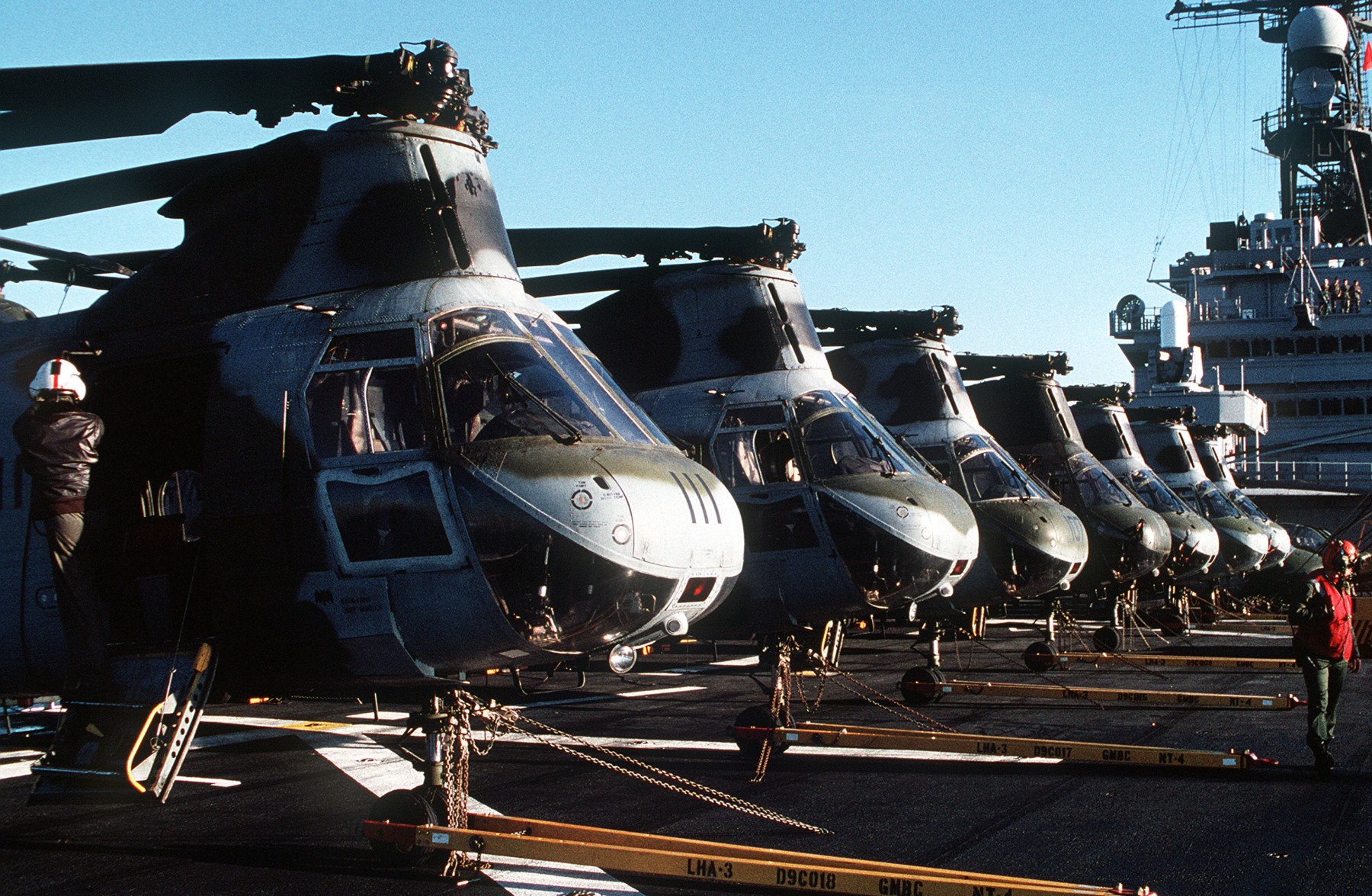 hmm-161 greyhawks marine medium helicopter squadron ch-46e sea knight usmc 03 uss belleau wood lha-3