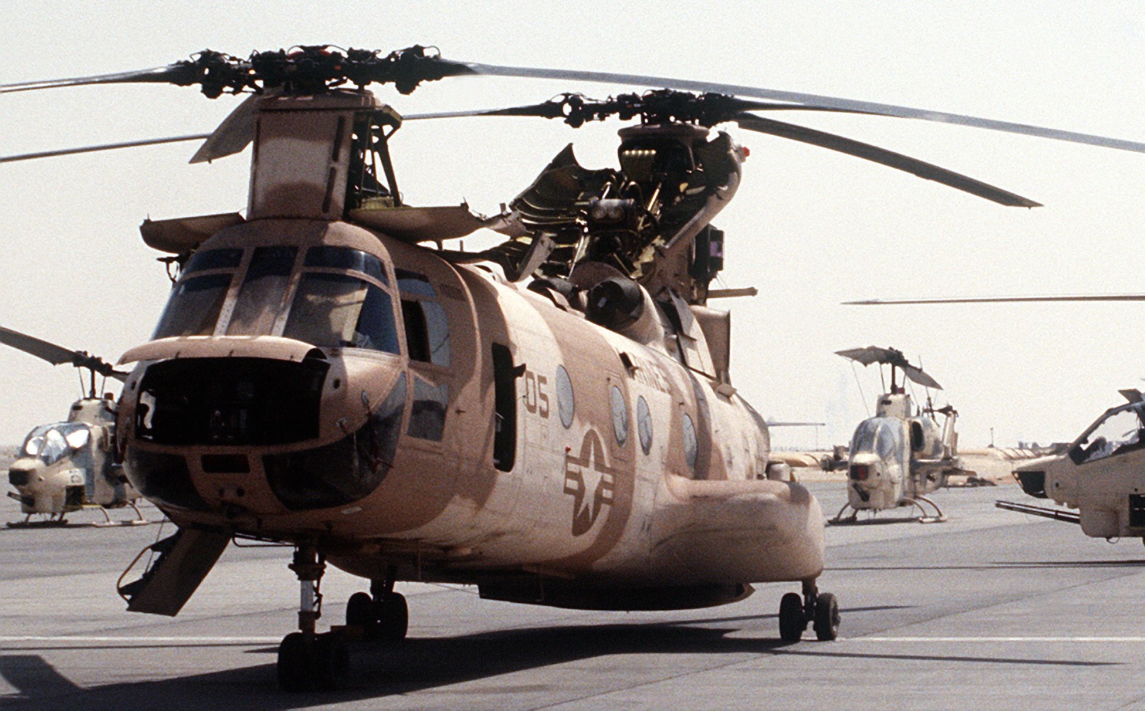 hmm-161 greyhawks marine medium helicopter squadron ch-46e sea knight usmc 06 operation desert shield