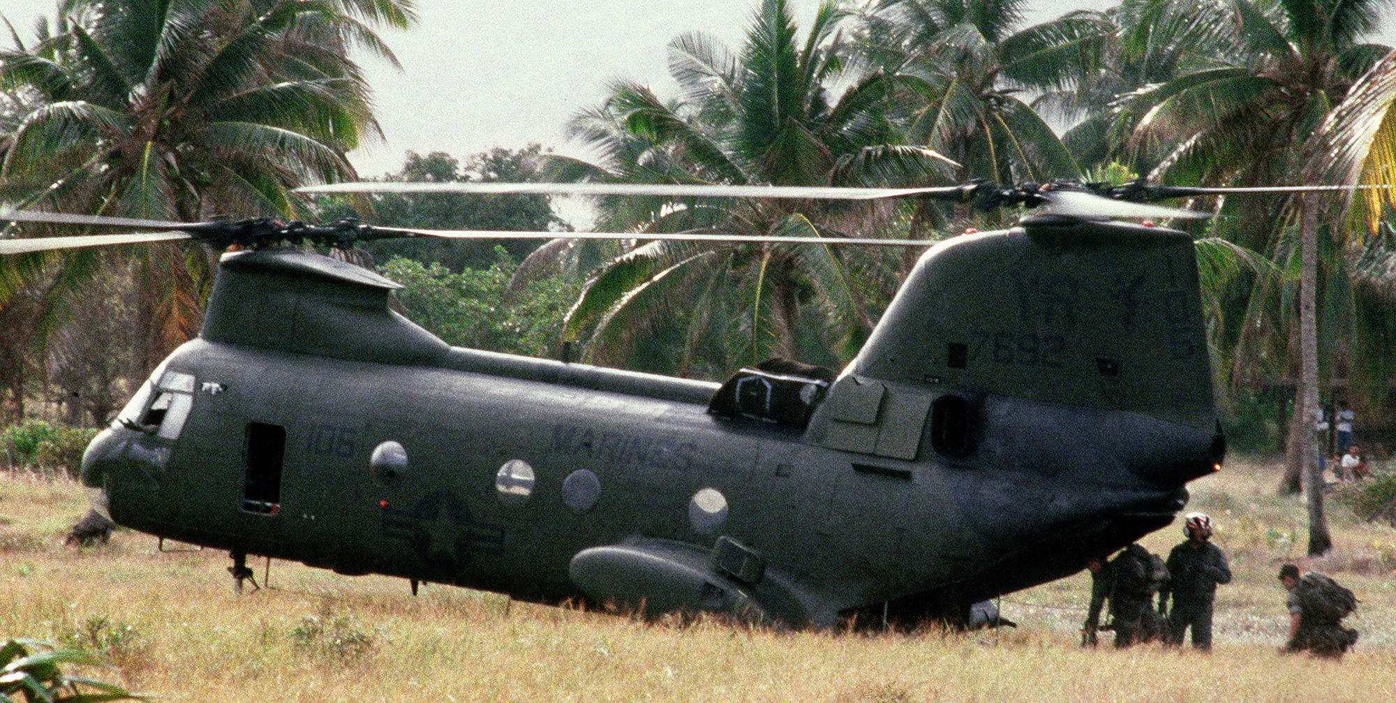 hmm-161 greyhawks marine medium helicopter squadron ch-46e sea knight usmc 12