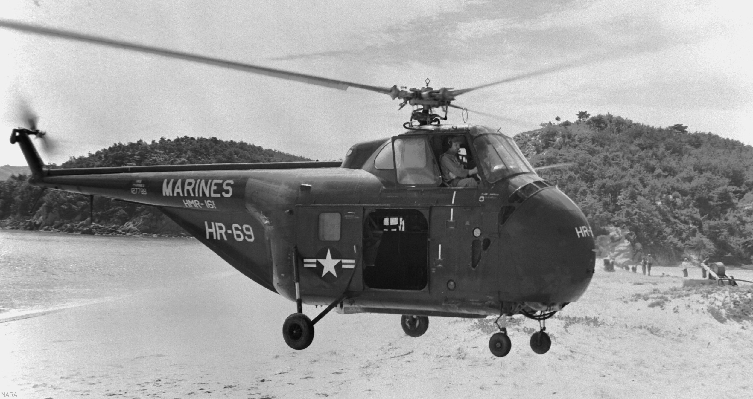 hmr-161 greyhawks marine helicopter transport squadron sikorsky hrs-1 usmc 02 inchon beach korea