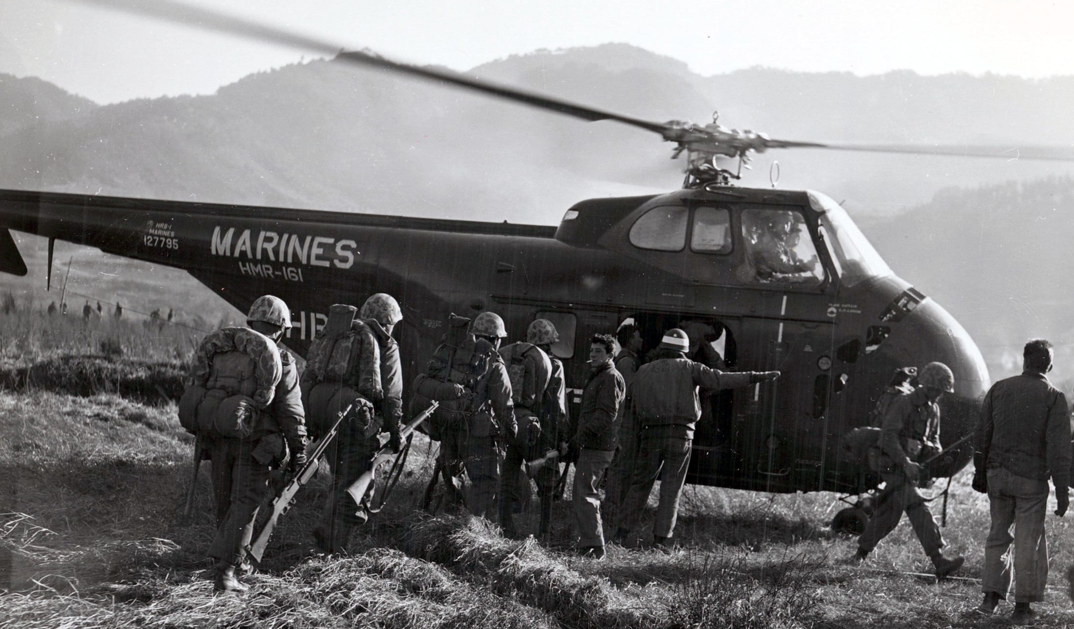 hmr-161 greyhawks marine helicopter transport squadron sikorsky hrs-1 usmc 13