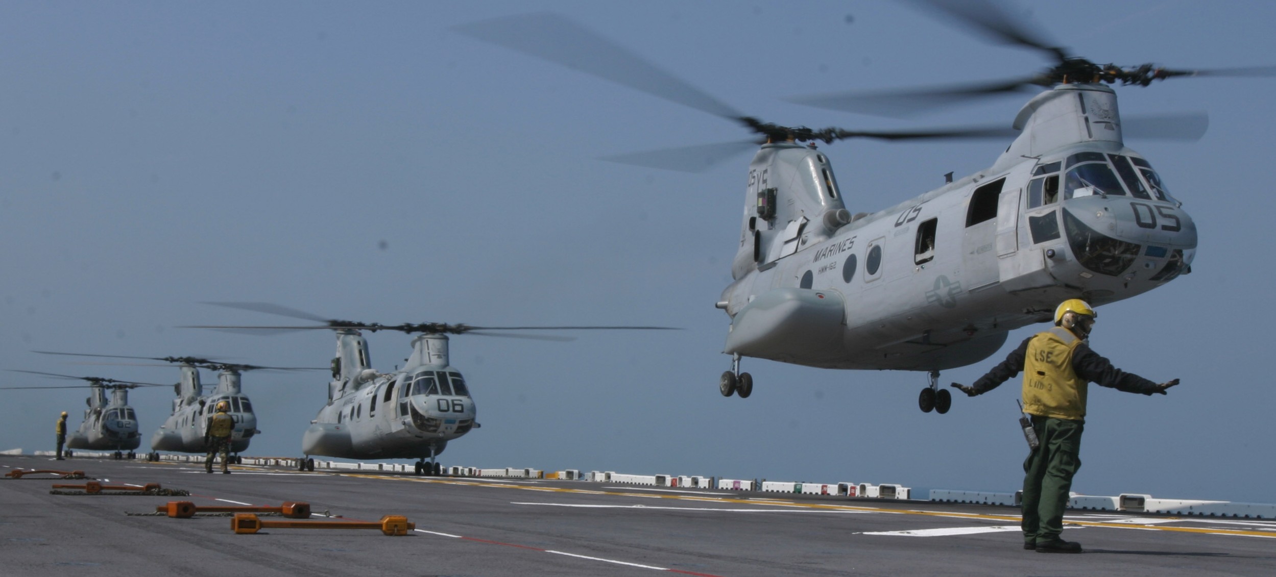 hmm-162 golden eagles marine medium helicopter squadron ch-46e sea knight usmc 19 uss kearsarge lhd-3