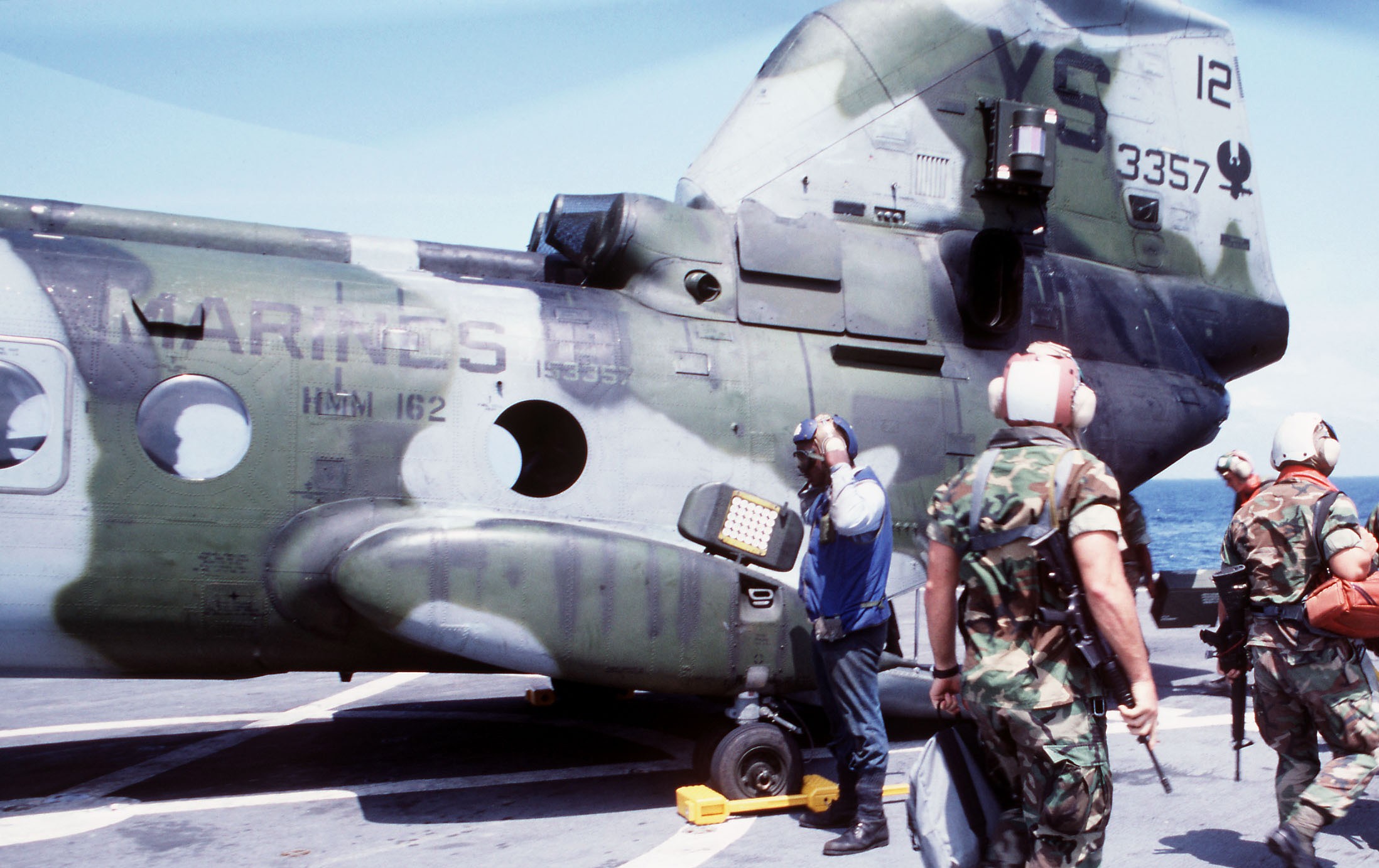 hmm-162 golden eagles marine medium helicopter squadron ch-46e sea knight usmc 32