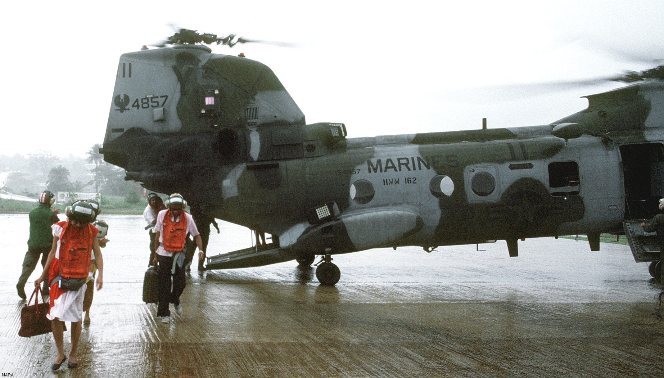 hmm-162 golden eagles marine medium helicopter squadron ch-46e sea knight usmc 34