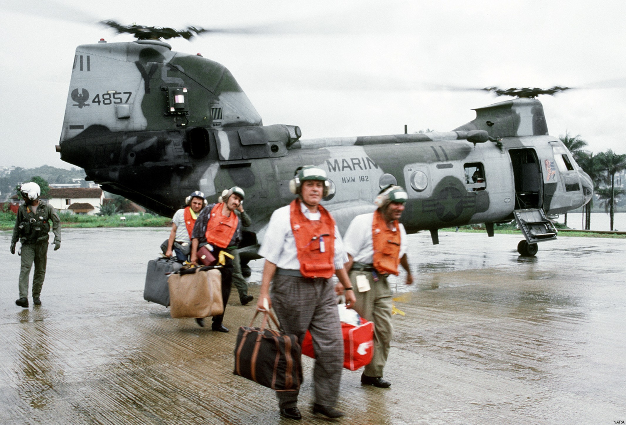 hmm-162 golden eagles marine medium helicopter squadron ch-46e sea knight usmc 36