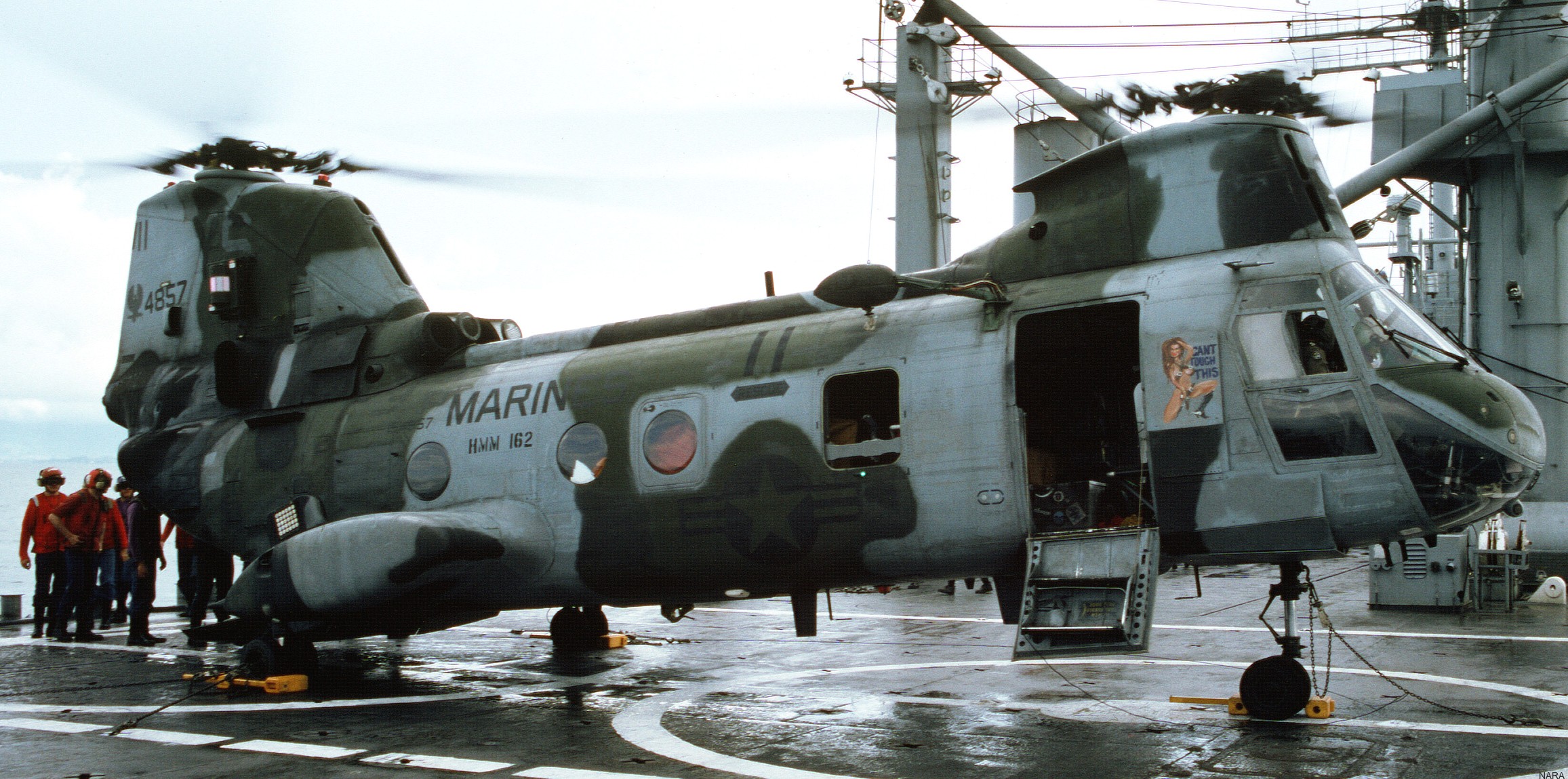 hmm-162 golden eagles marine medium helicopter squadron ch-46e sea knight usmc 39 operation sharp edge liberia 1990