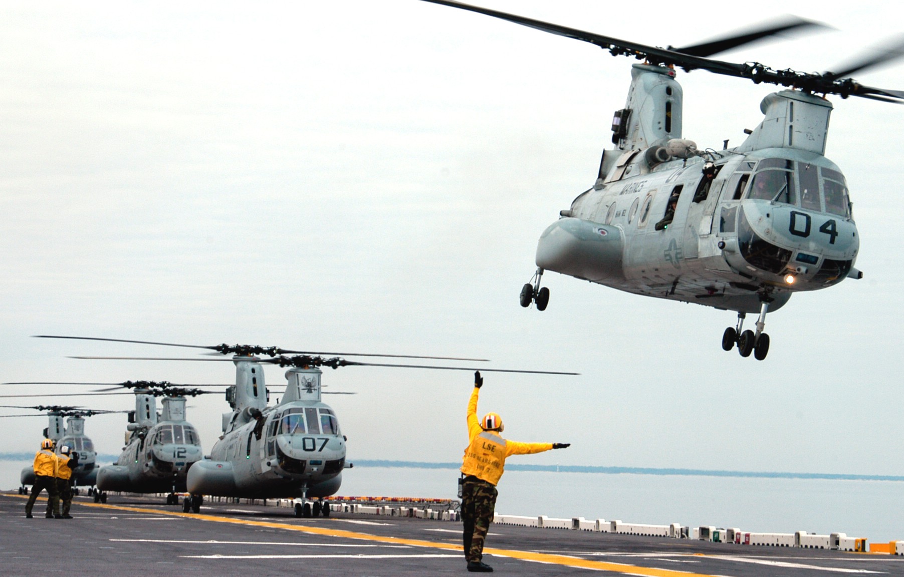 hmm-162 golden eagles marine medium helicopter squadron ch-46e sea knight usmc uss kearsarge lhd-3 57