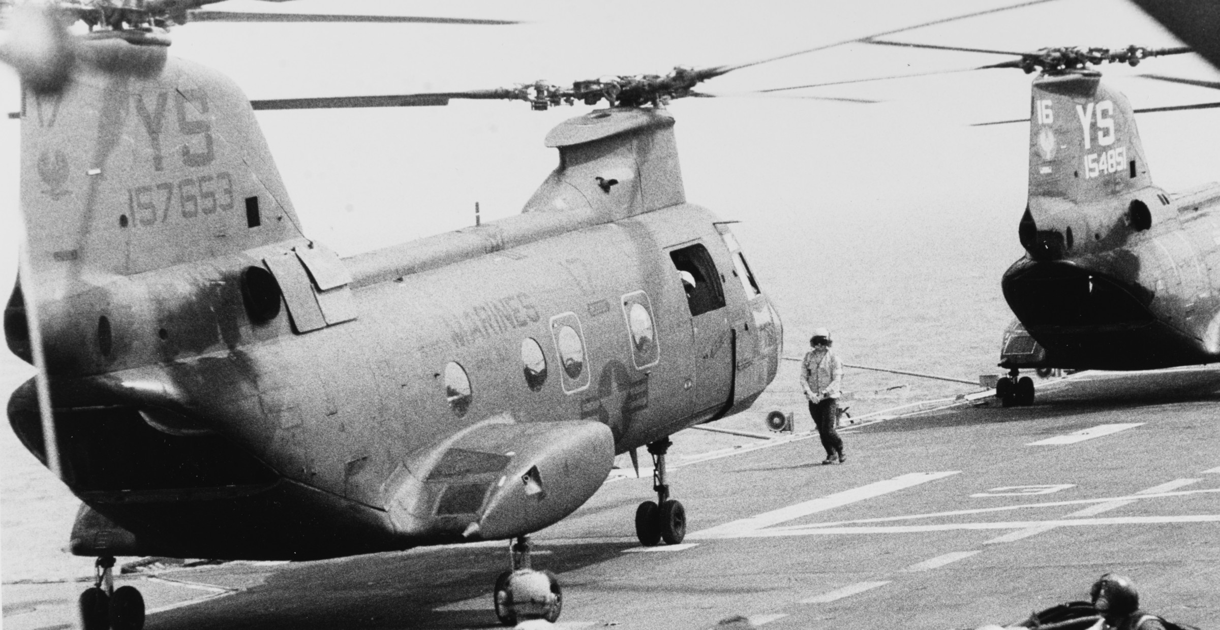 hmm-162 golden eagles marine medium helicopter squadron ch-46e sea knight usmc uss guadalcanal lph-7 64