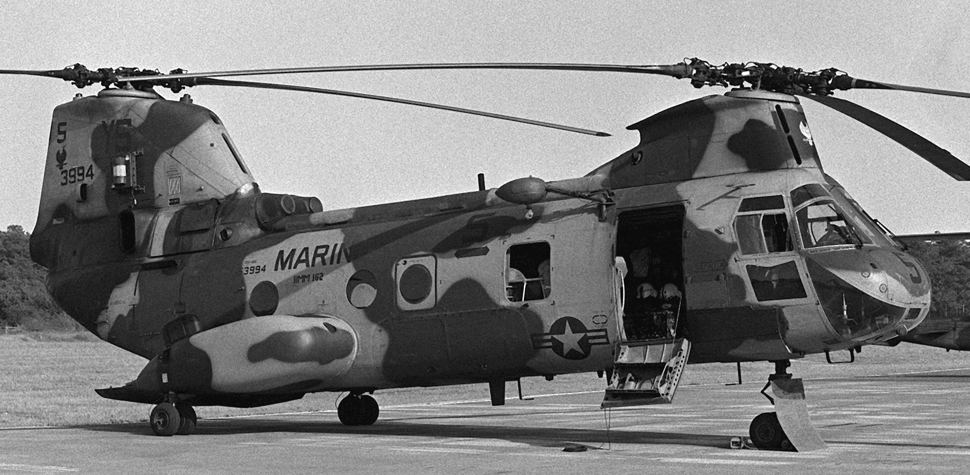 hmm-162 golden eagles marine medium helicopter squadron ch-46e sea knight usmc 65