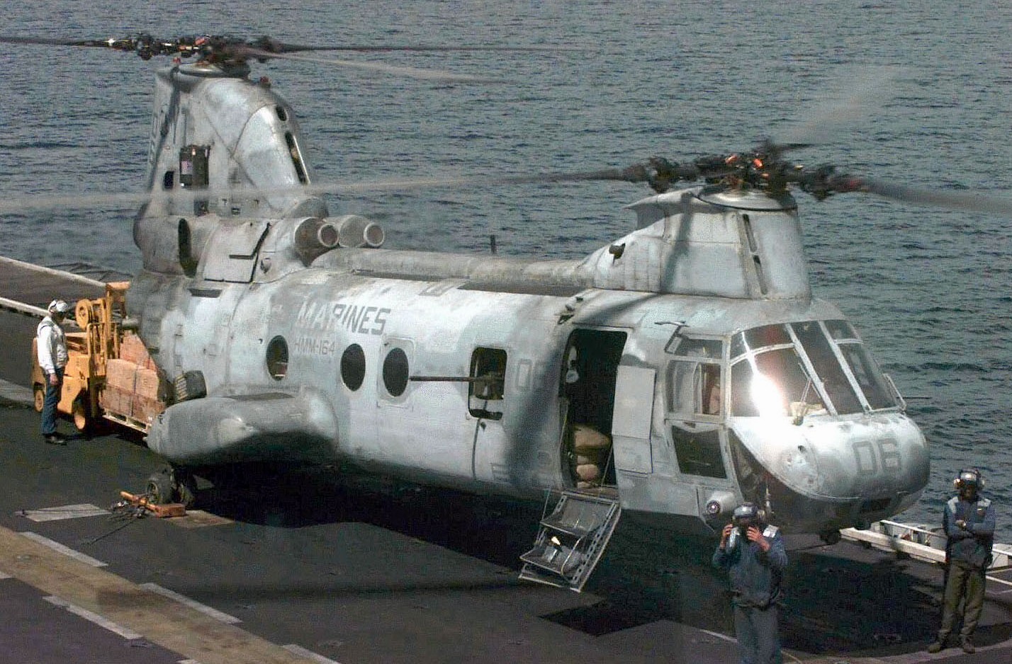 hmm-164 knightriders ch-46e sea knight marine medium helicopter squadron usmc restore hope somalia 1992 22