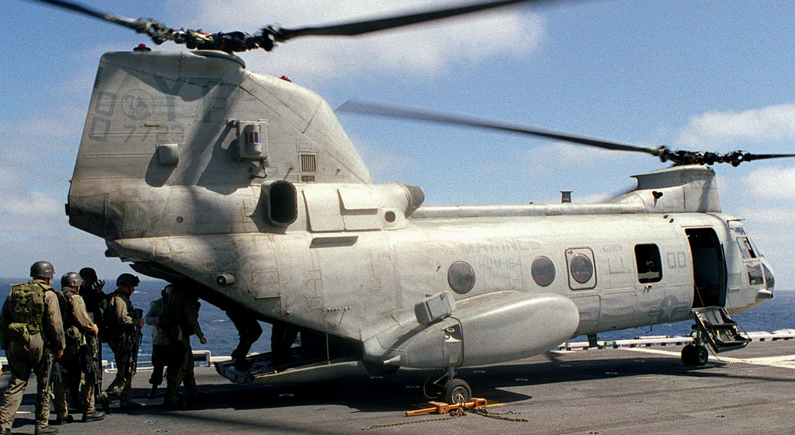 hmm-164 knightriders ch-46e sea knight marine medium helicopter squadron usmc 27