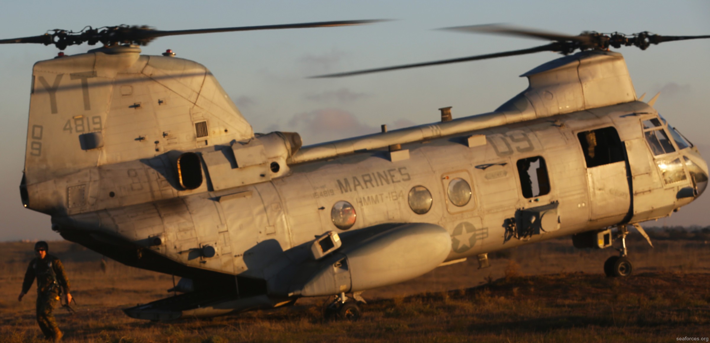 hmmt-164 knightriders ch-46 marine medium helicopter training squadron usmc 08