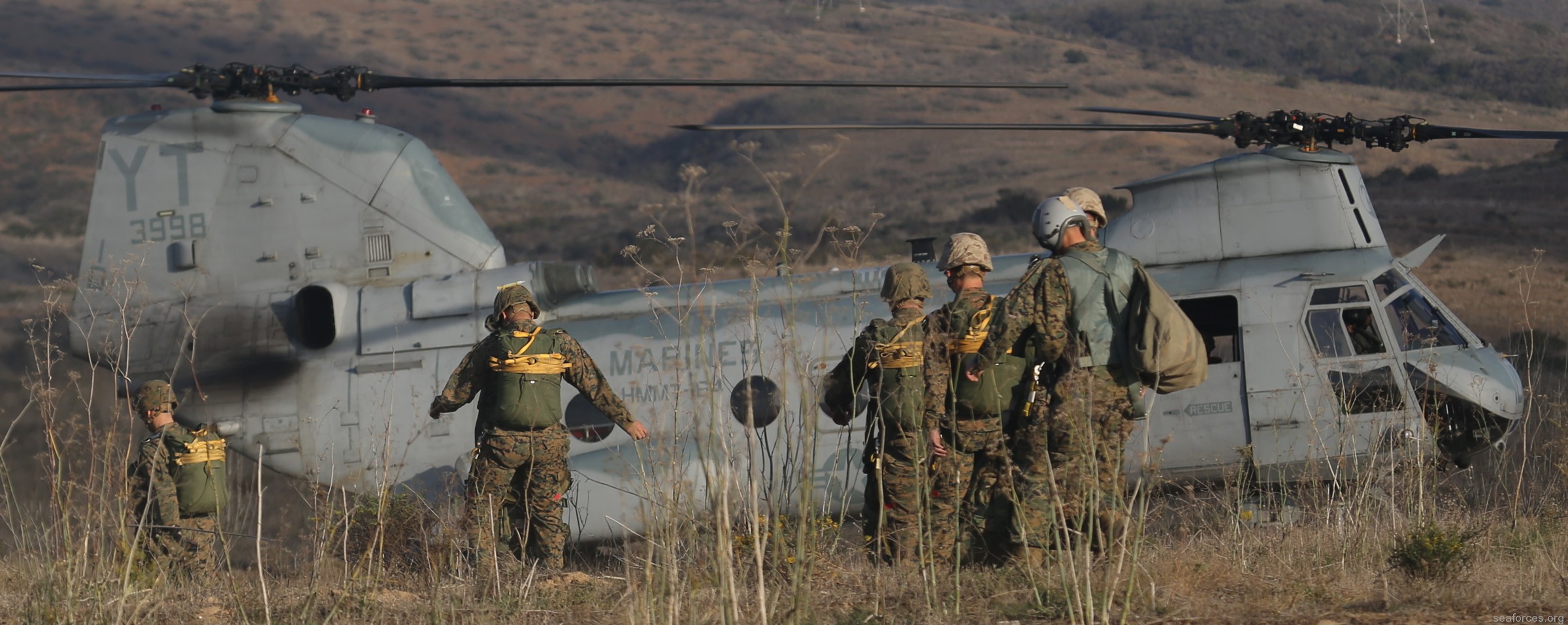 hmmt-164 knightriders ch-46 marine medium helicopter training squadron usmc 13