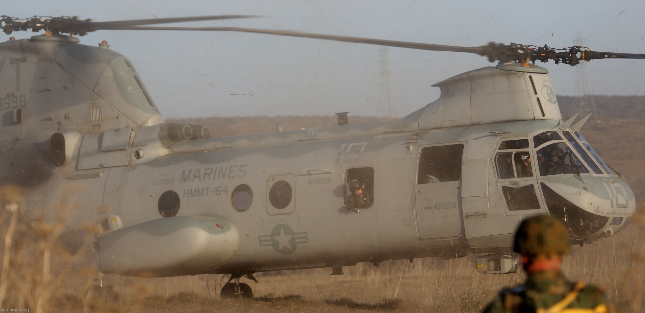hmmt-164 knightriders ch-46 marine medium helicopter training squadron usmc 14