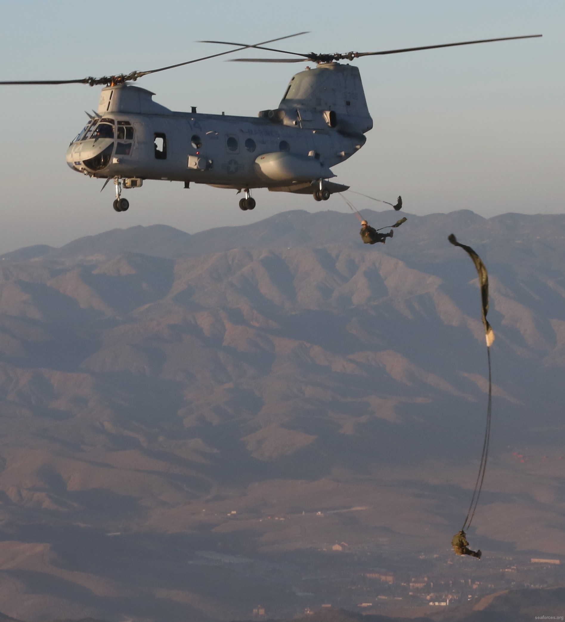hmmt-164 knightriders ch-46 marine medium helicopter training squadron usmc 16