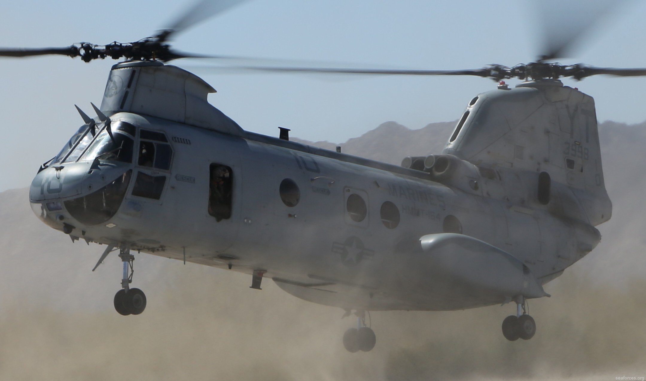 hmmt-164 knightriders ch-46 marine medium helicopter training squadron usmc 18