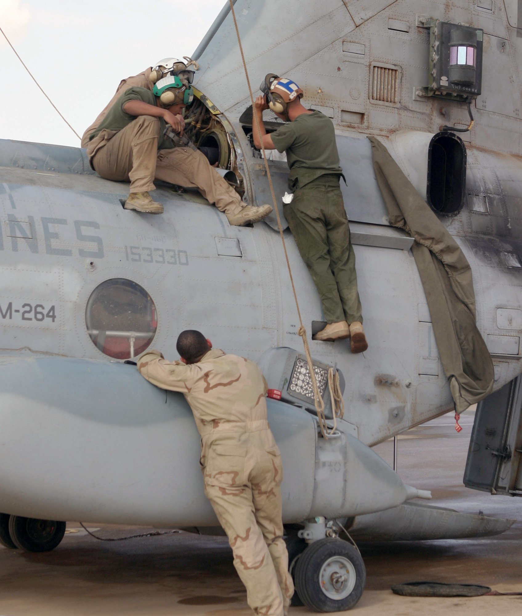 hmm-264 black knights ch-46e sea knight marine medium helicopter squadron usmc iraqi freedom 13