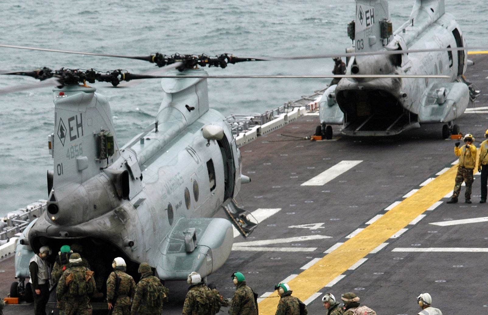 hmm-264 black knights ch-46e sea knight marine medium helicopter squadron usmc lhd-5 uss bataan 24