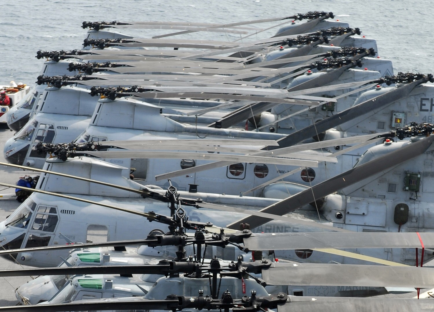 hmm-264 black knights ch-46e sea knight marine medium helicopter squadron usmc lhd-7 uss iwo jima 32