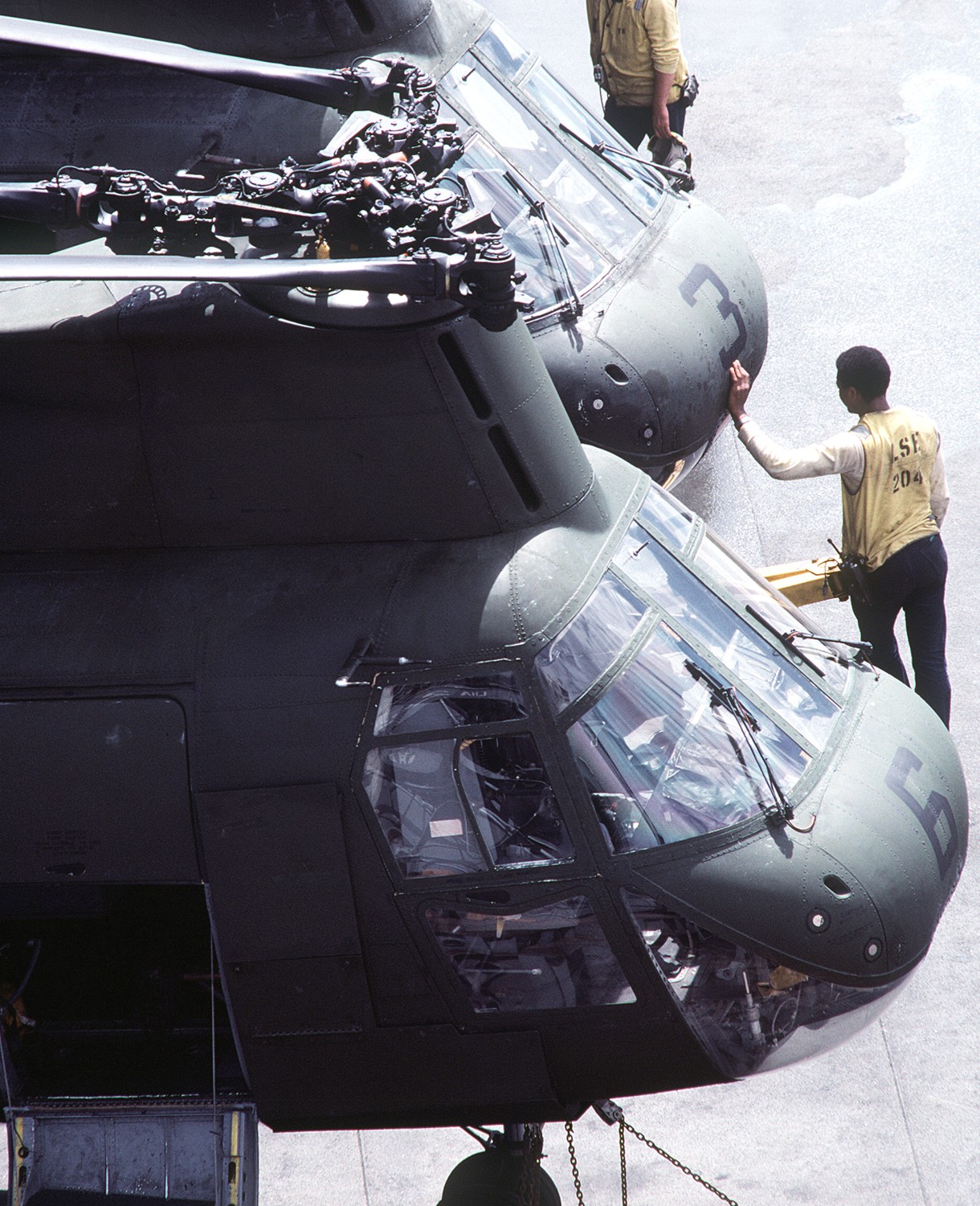 hmm-264 black knights ch-46e sea knight marine medium helicopter squadron usmc 49