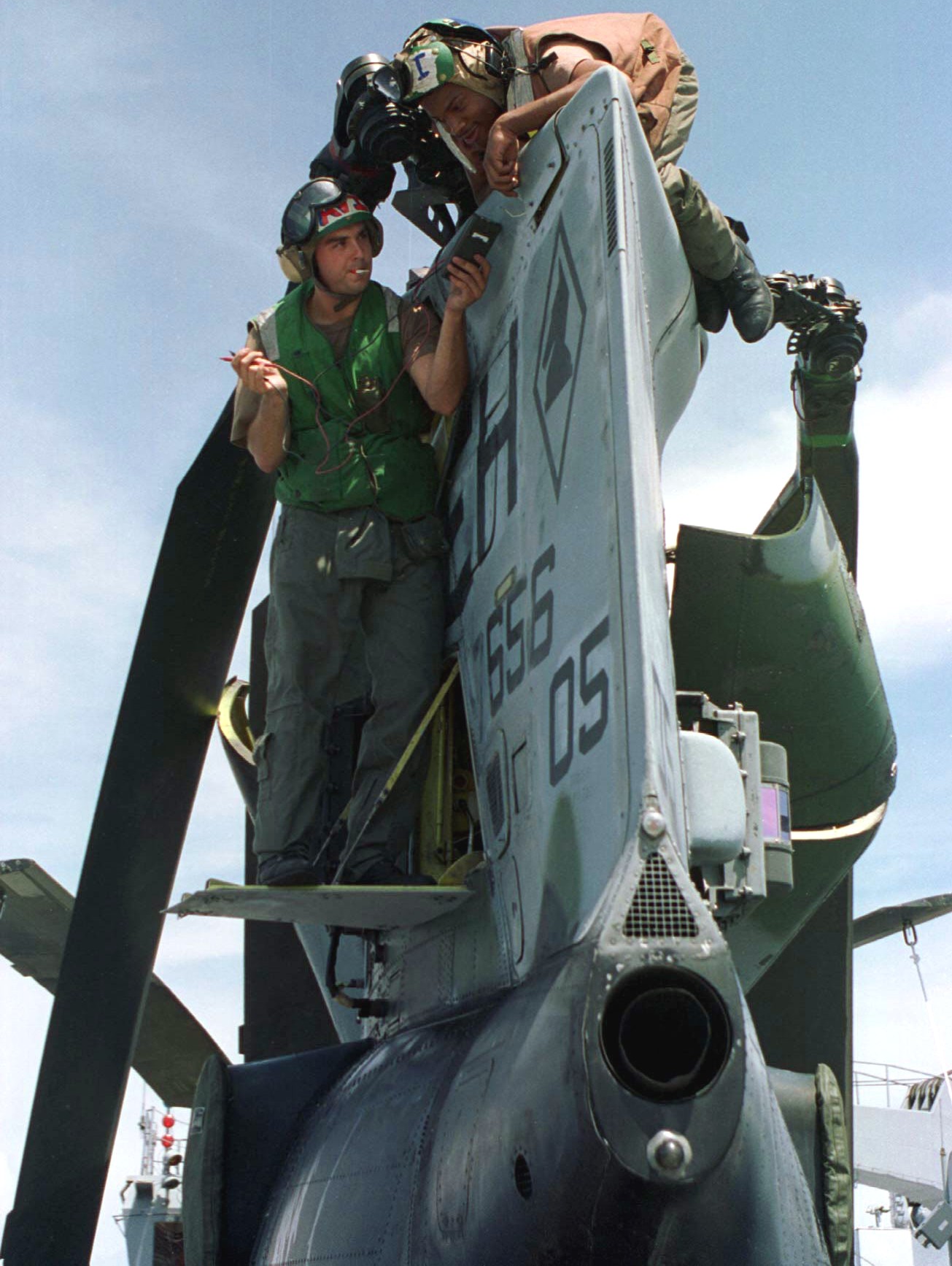 hmm-264 black knights ch-46e sea knight marine medium helicopter squadron usmc lpd-15 uss ponce liberia 59