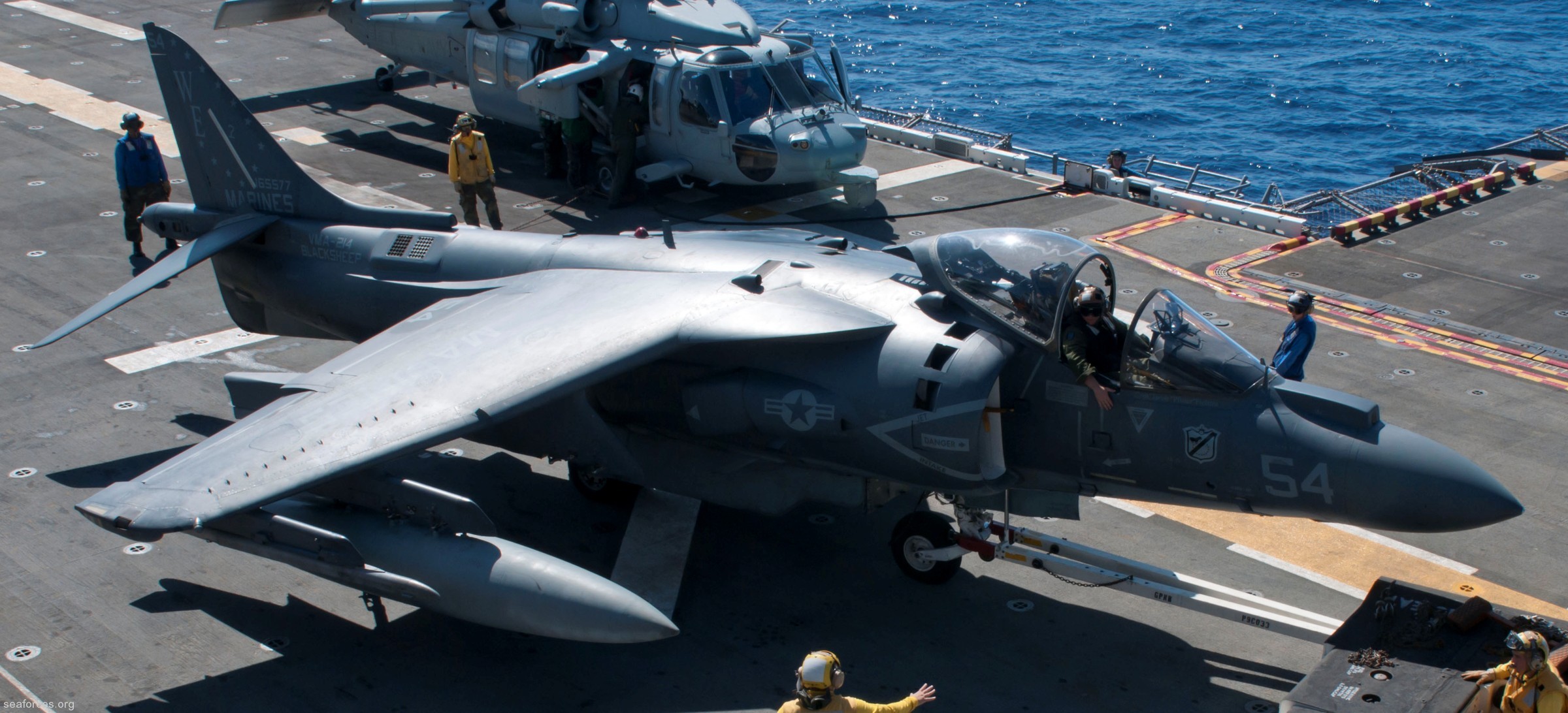 vma-214 blacksheep av-8b harrier marine attack squadron usmc 71 lhd-2 uss essex