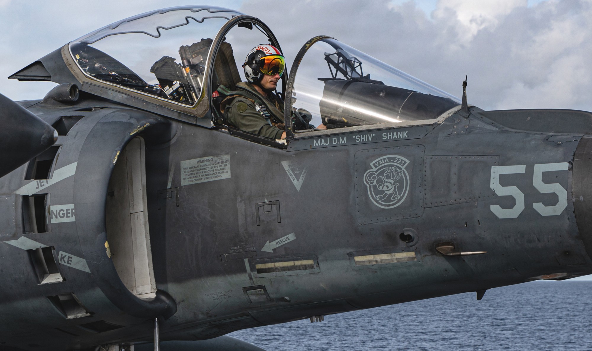vma-223 bulldogs marine attack squadron av-8b harrier uss iwo jima lhd-7 157
