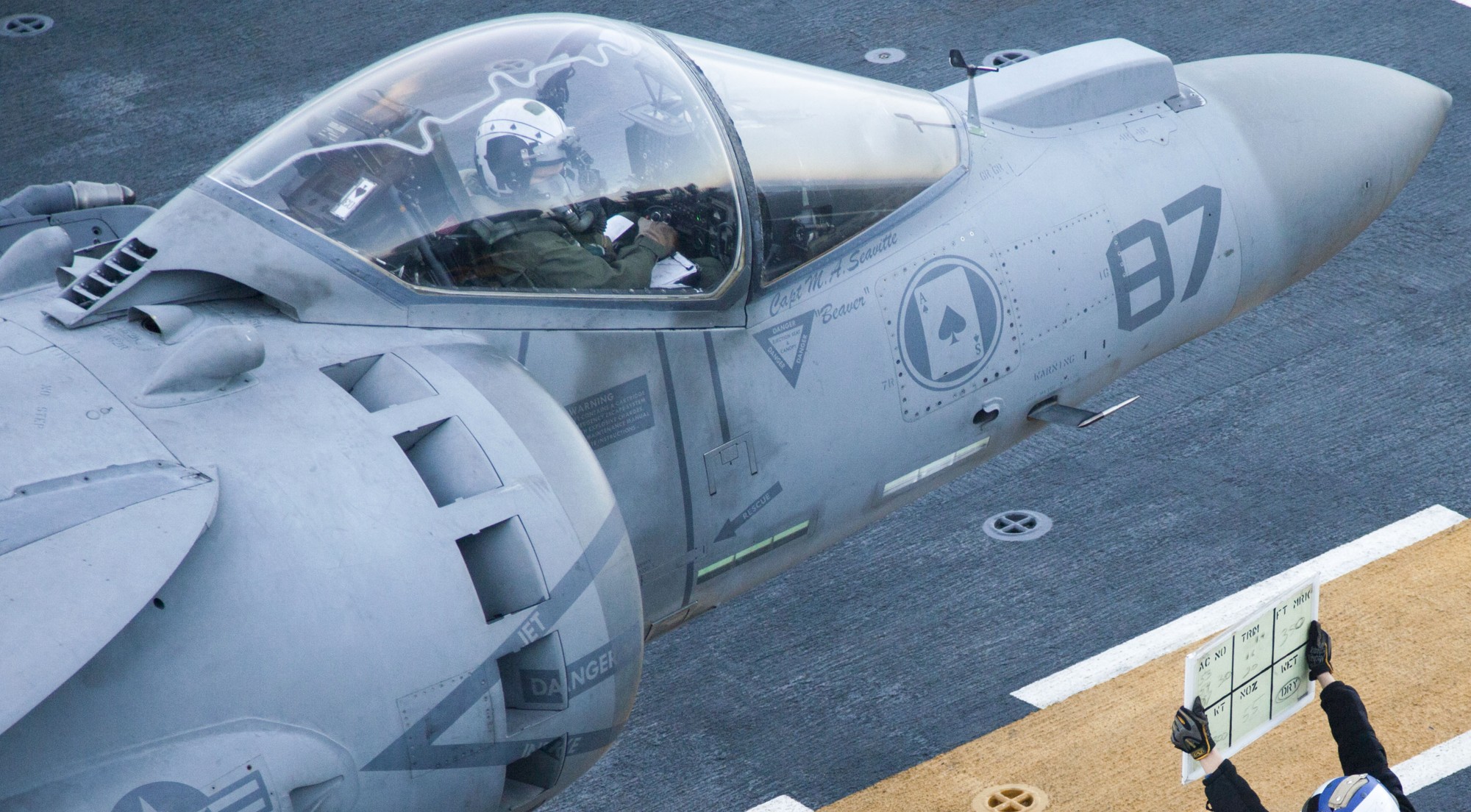 vma-231 ace of spades marine attack squadron av-8b harrier uss bataan lhd-5 cockpit 81