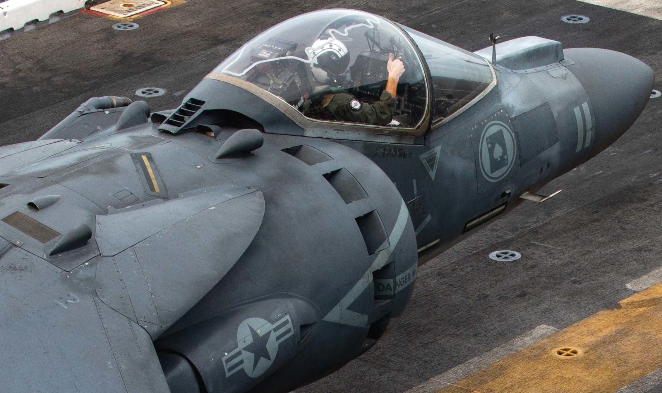 vma-231 ace of spades marine attack squadron av-8b harrier uss kearsarge lhd-3 cockpit 214