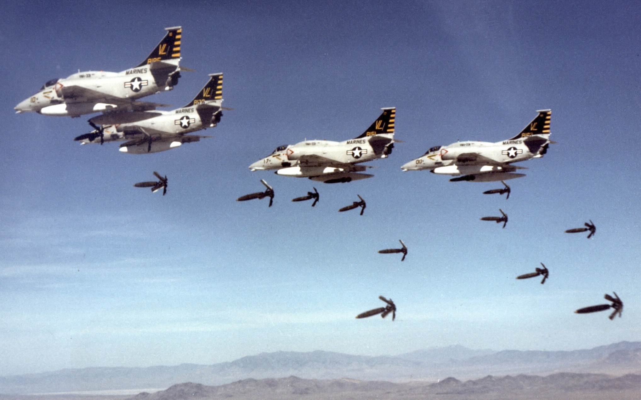 vma-331 bumblebees a-4m skyhawk mk-82 snakeye bombs