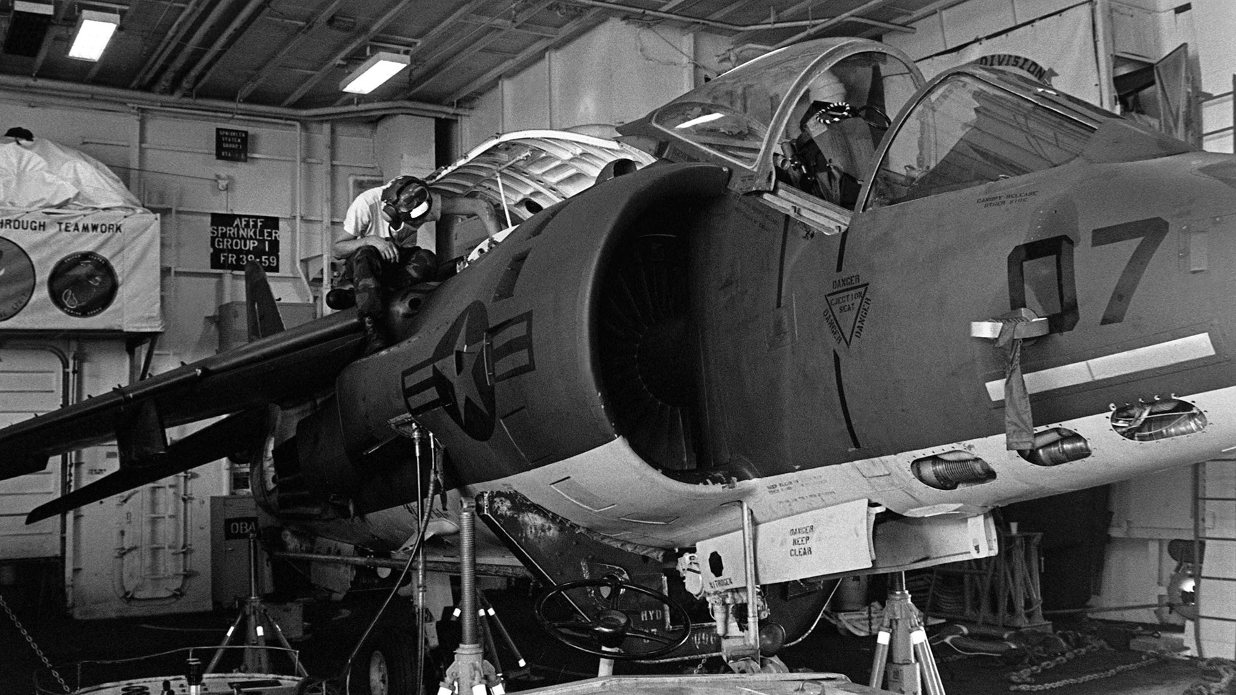 hawker siddeley av-8a harrier vma-513 flying nightmares uss guadalcanal lph-7 1983