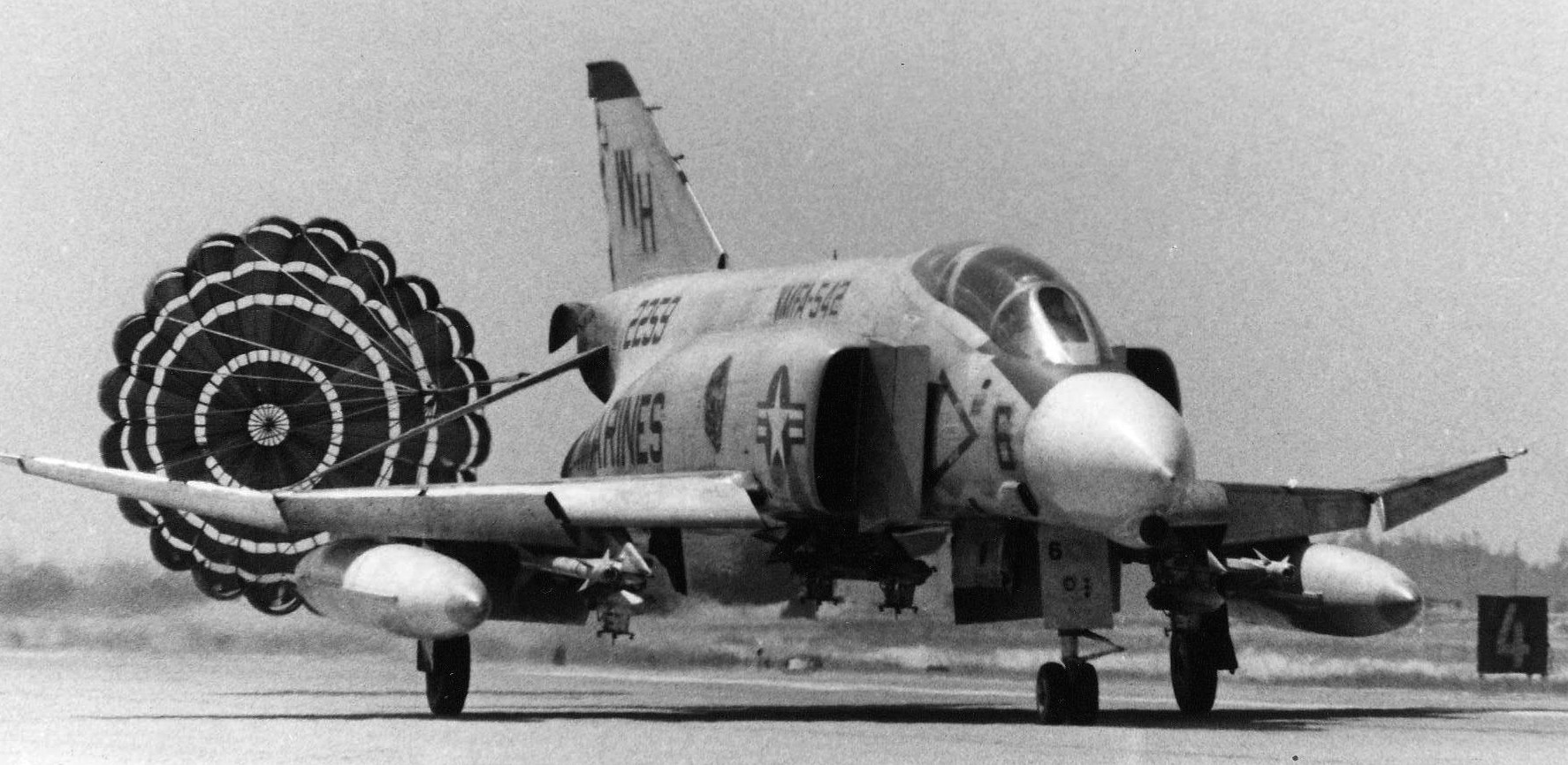 vmfa-542 tigers marine fighter attack squadron usmc f-4b phantom da nang air base vietnam 08