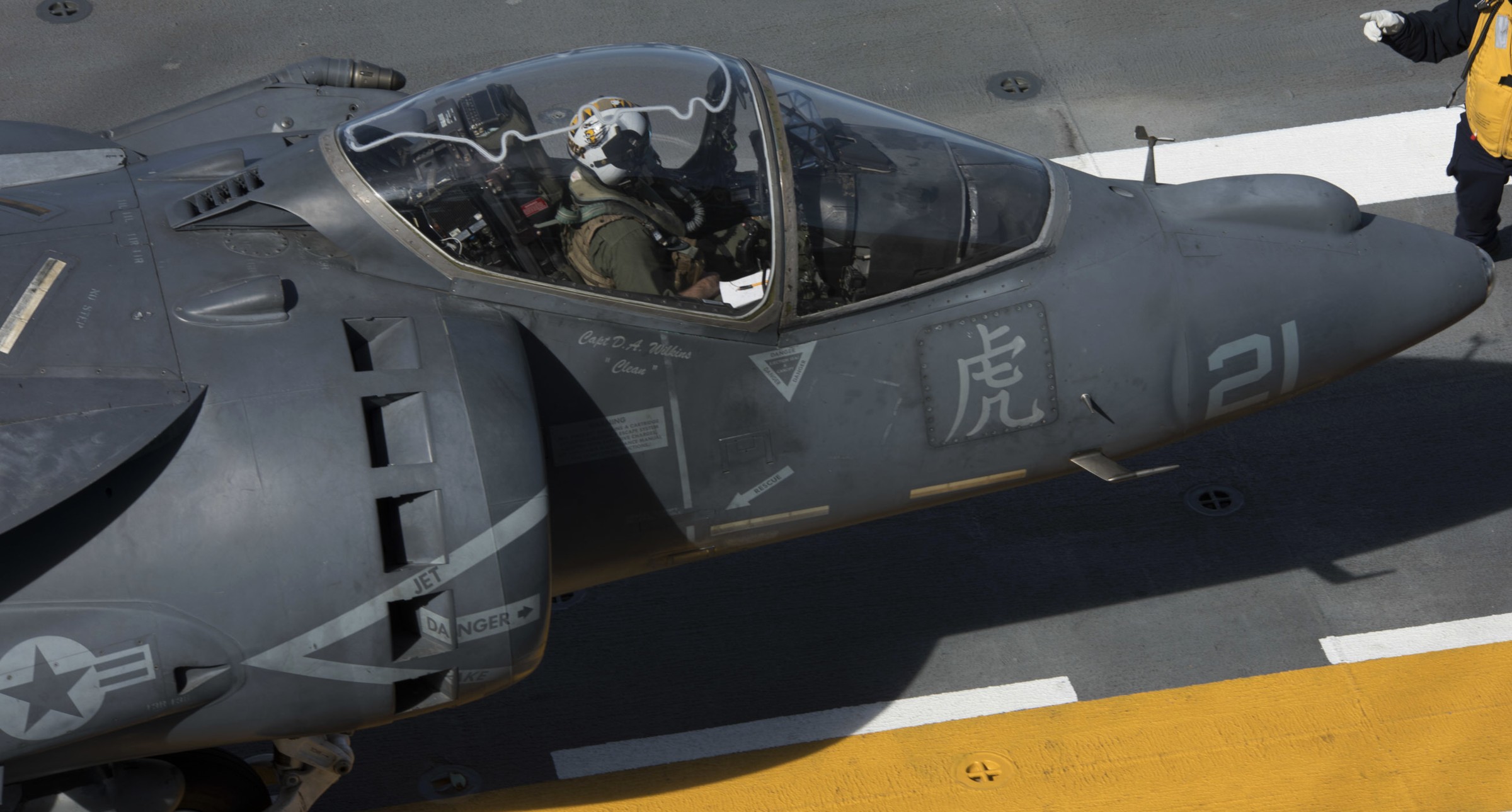 vma-542 tigers marine attack squadron usmc av-8b harrier ii uss bataan lhd-5 cockpit 83