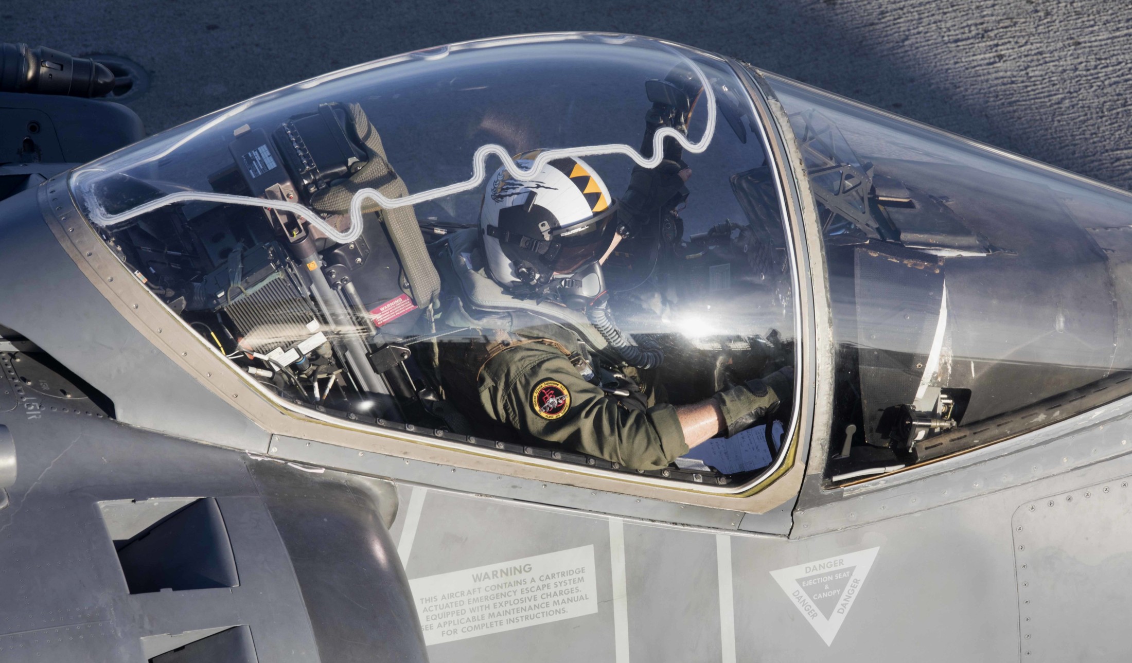 vma-542 tigers marine attack squadron usmc av-8b harrier ii uss bataan lhd-5 cockpit 84