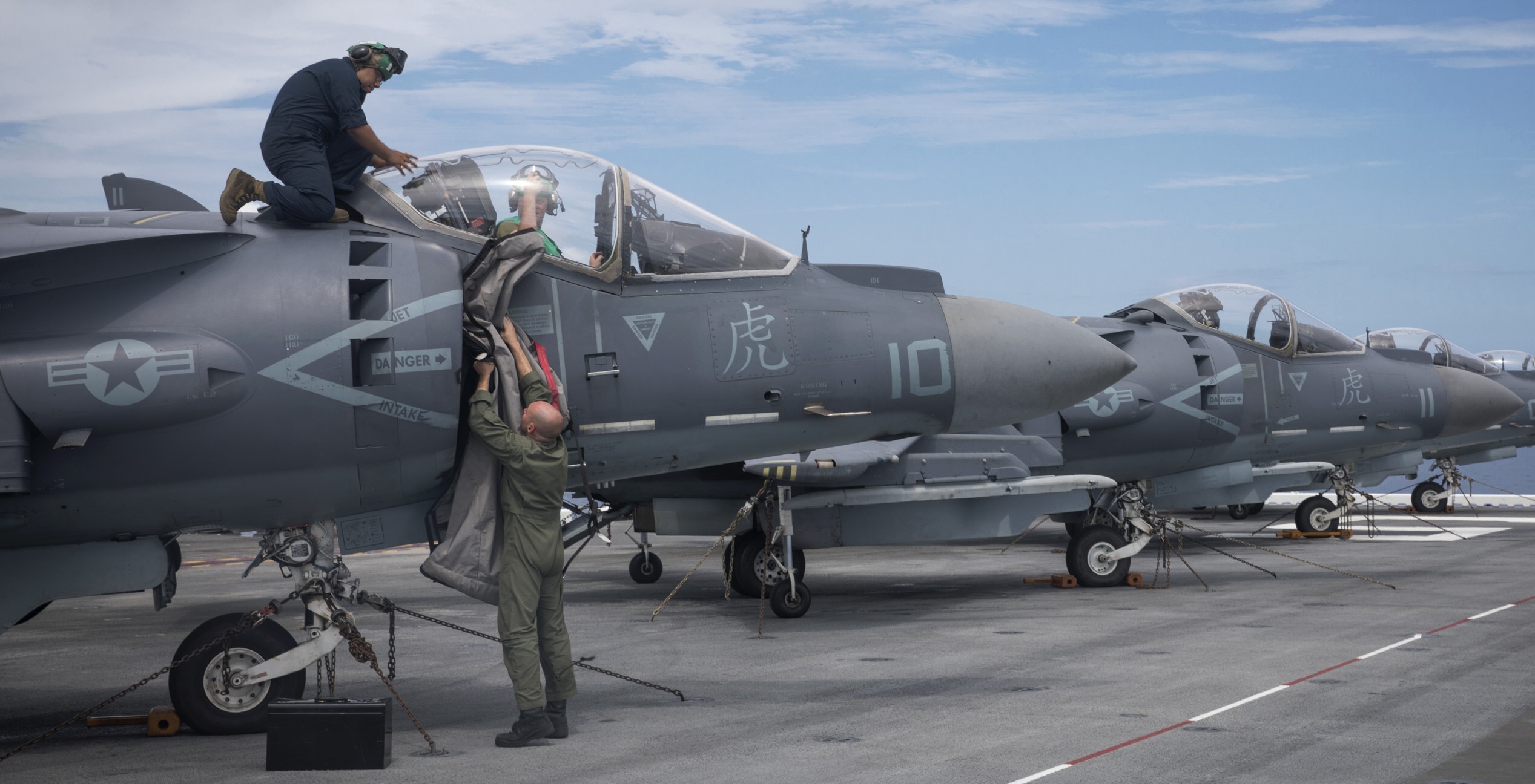 vma-542 tigers marine attack squadron usmc av-8b harrier ii uss bataan lhd-5 89