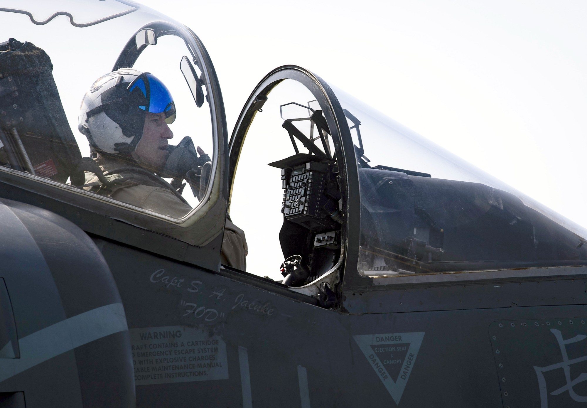 vma-542 tigers marine attack squadron usmc av-8b harrier ii uss bataan lhd-5 cockpit 109