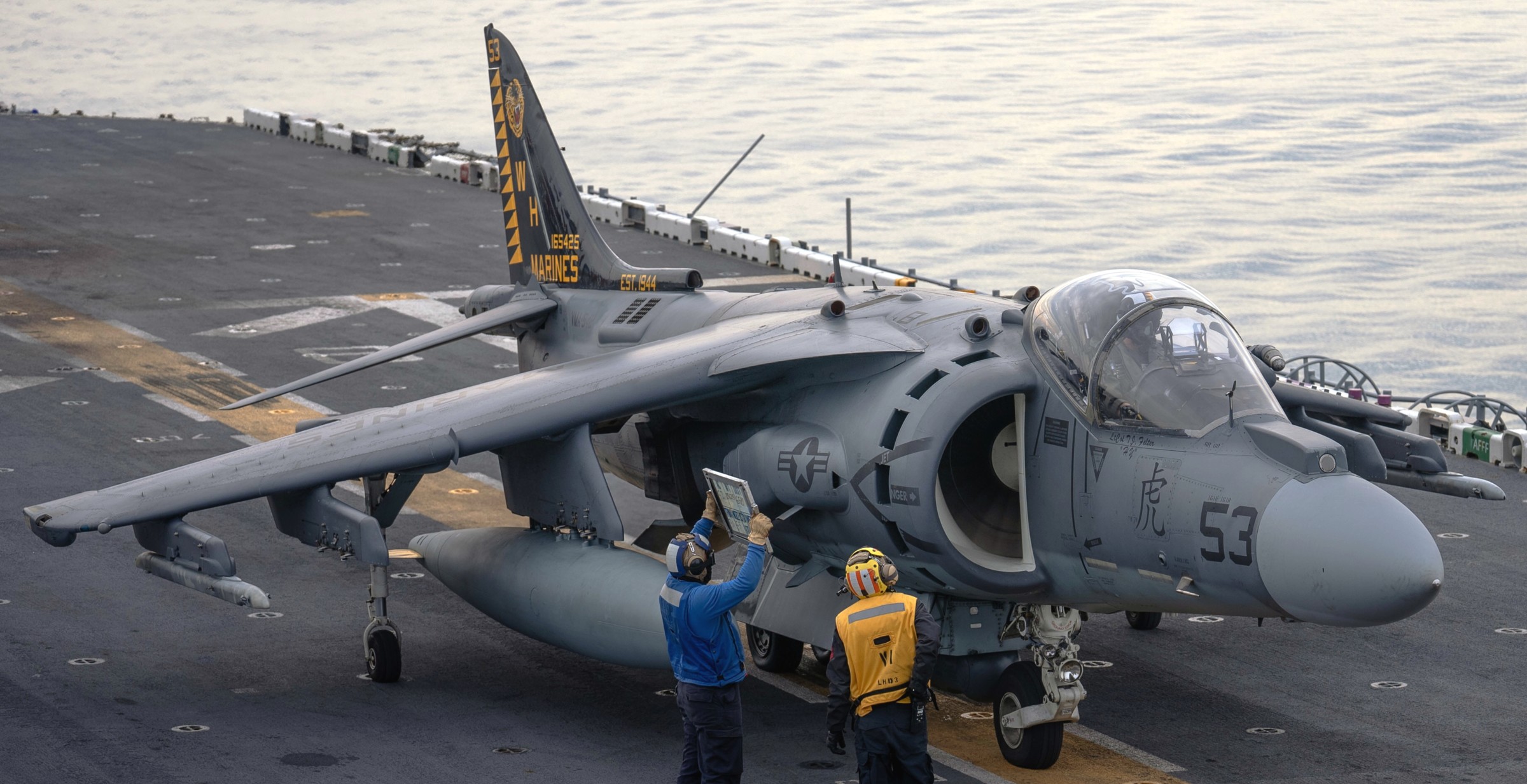 vma-542 tigers marine attack squadron usmc av-8b harrier ii uss kearsarge lhd-3 132