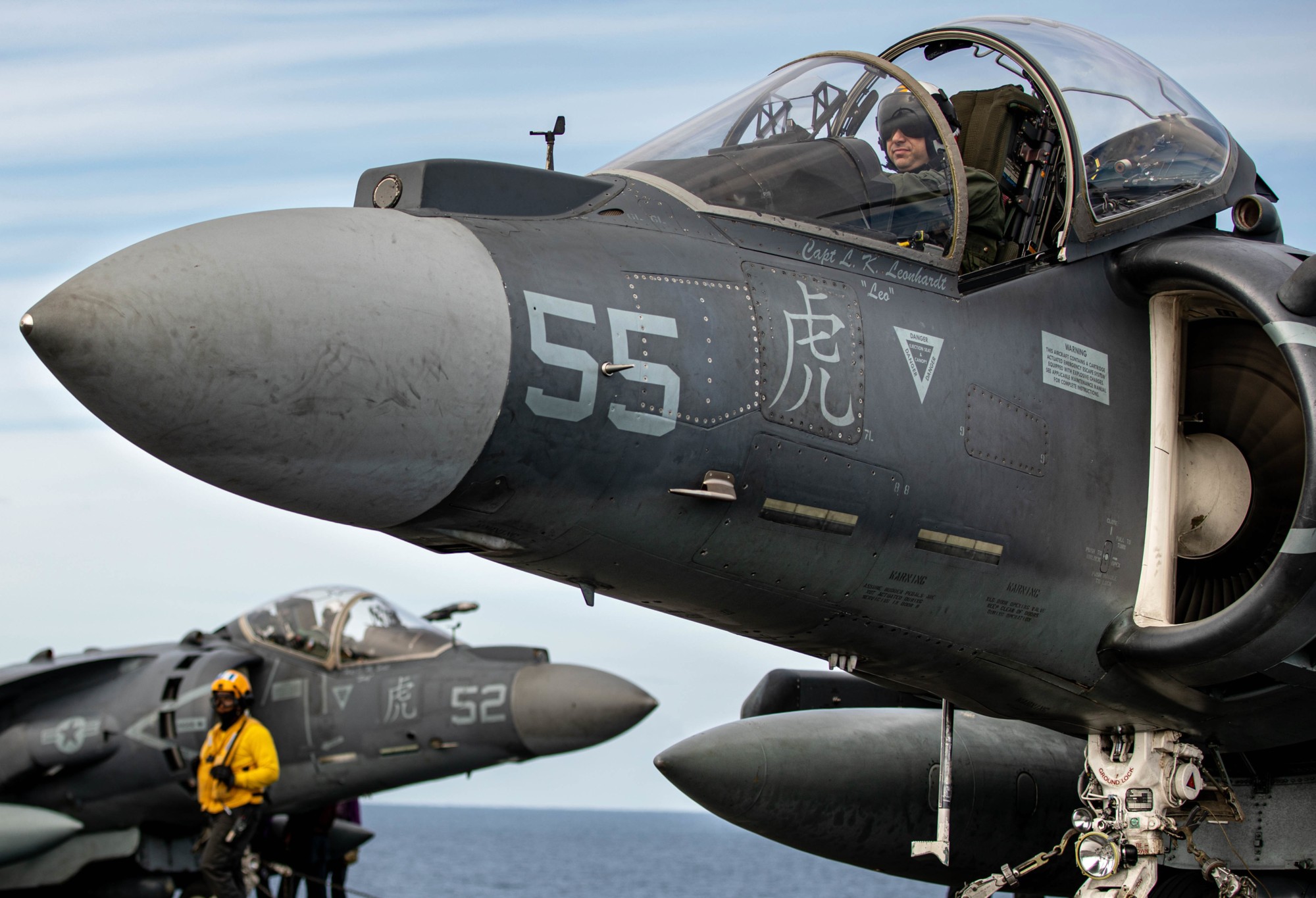 vma-542 tigers marine attack squadron usmc av-8b harrier ii uss kearsarge lhd-3 vmm-263 rein 140