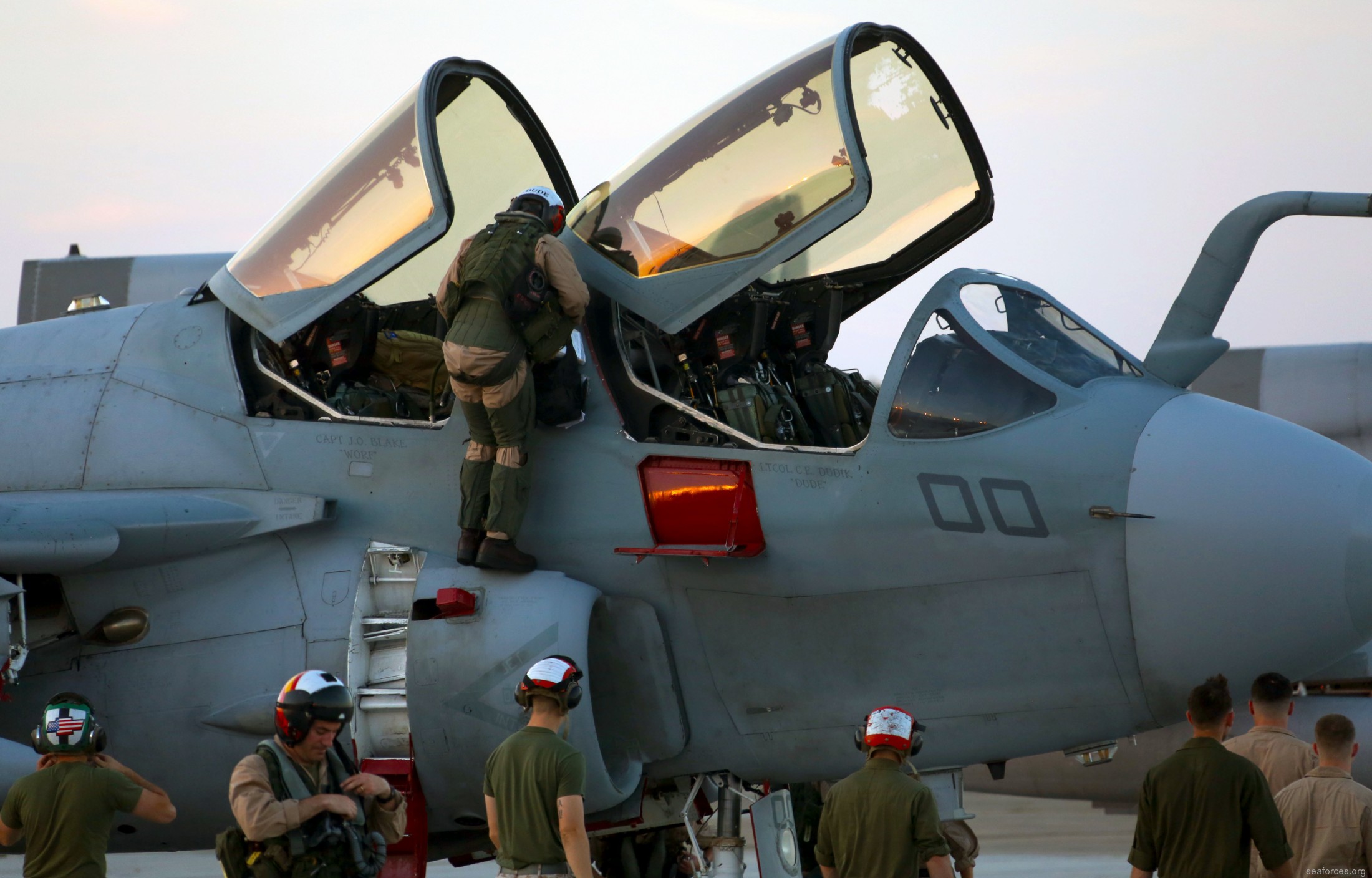 vmaq-2 death jesters ea-6b prowler marine tactical electronic warfare squadron usmc 09 cockpit