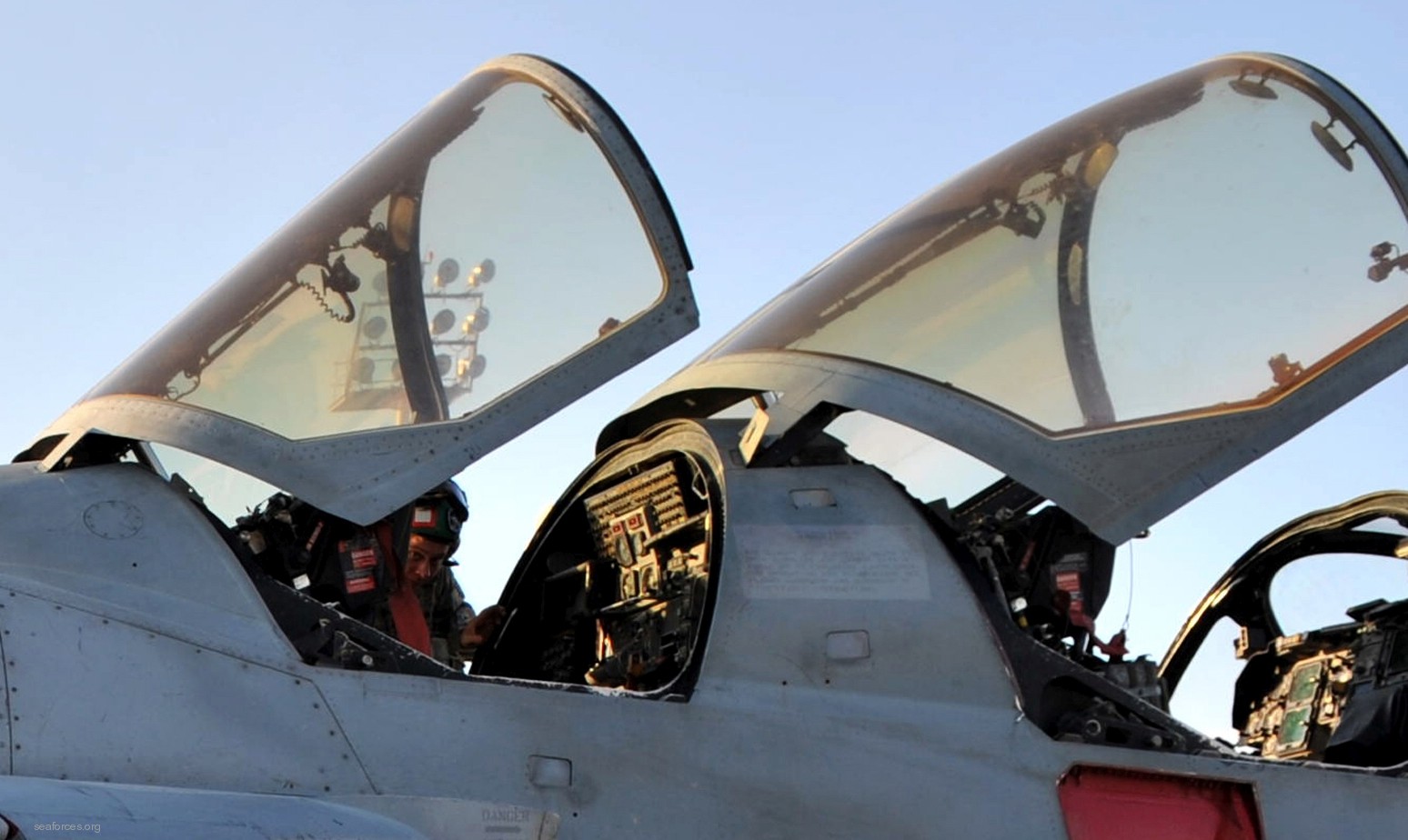 vmaq-3 moon dogs ea-6b prowler marine tactical electronic warfare squadron usmc 51 cockpit view console
