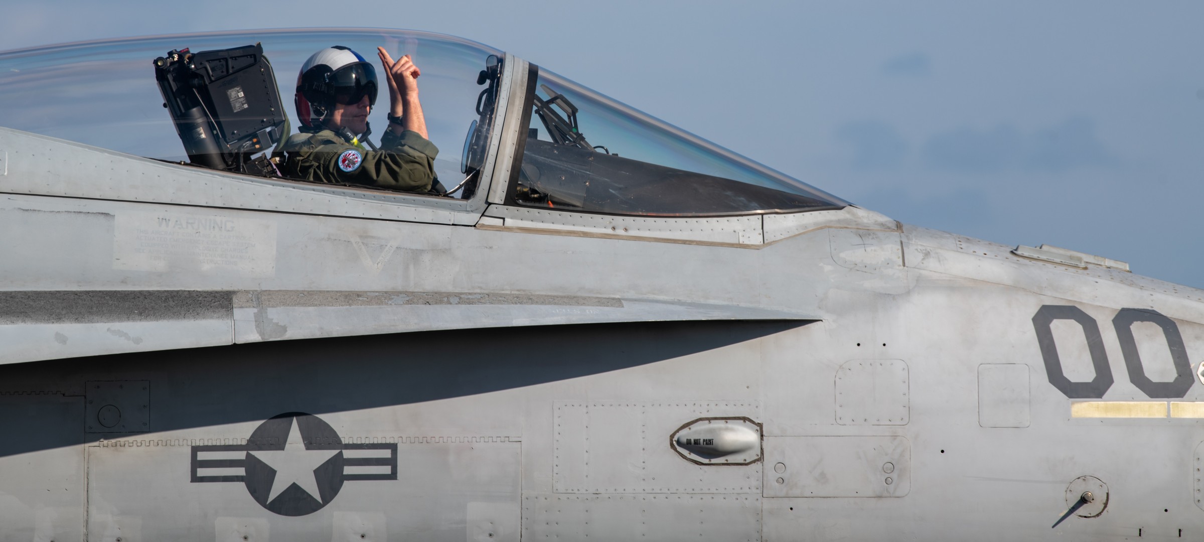 vmfa-112 cowboys marine fighter attack squadron usmc f/a-18c hornet 105