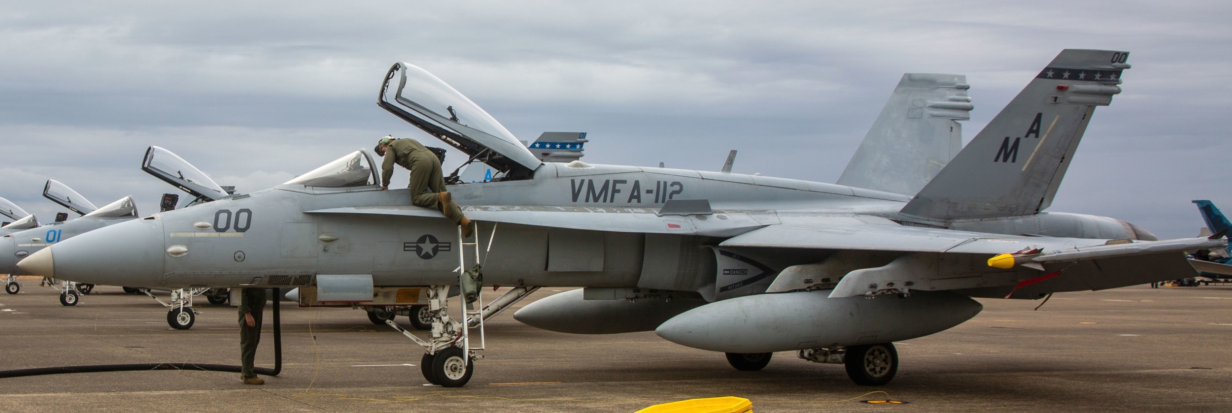 vmfa-112 cowboys marine fighter attack squadron usmc f/a-18c hornet 107