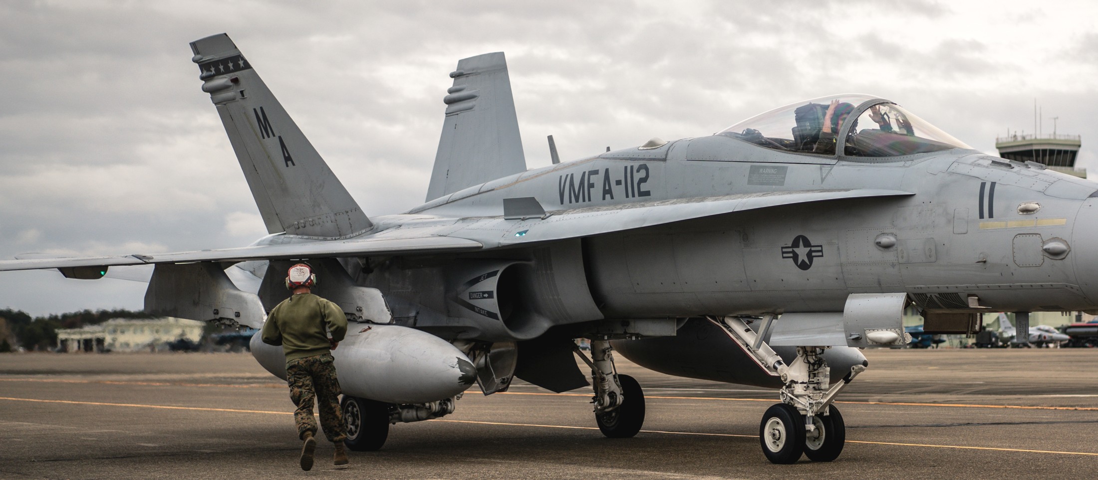 vmfa-112 cowboys marine fighter attack squadron usmc f/a-18c hornet 111