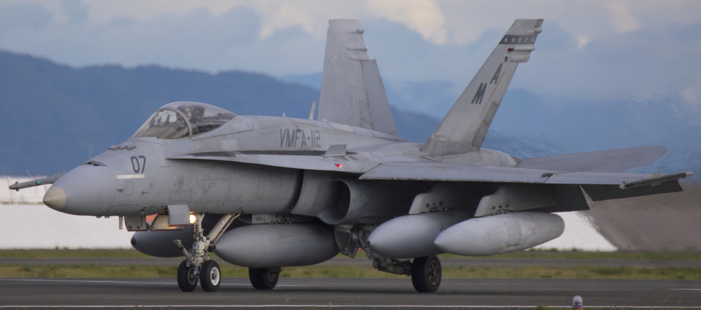 vmfa-112 cowboys marine fighter attack squadron usmc f/a-18c hornet 81 arriving iwakuni mcas japan